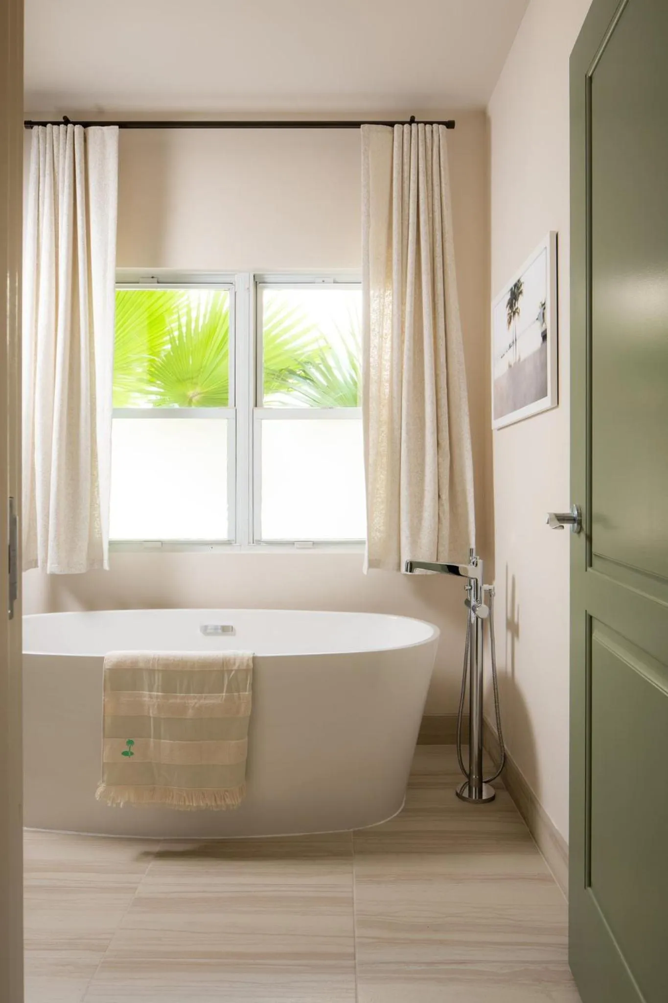 Bathroom, Bed in The Ryder Hotel