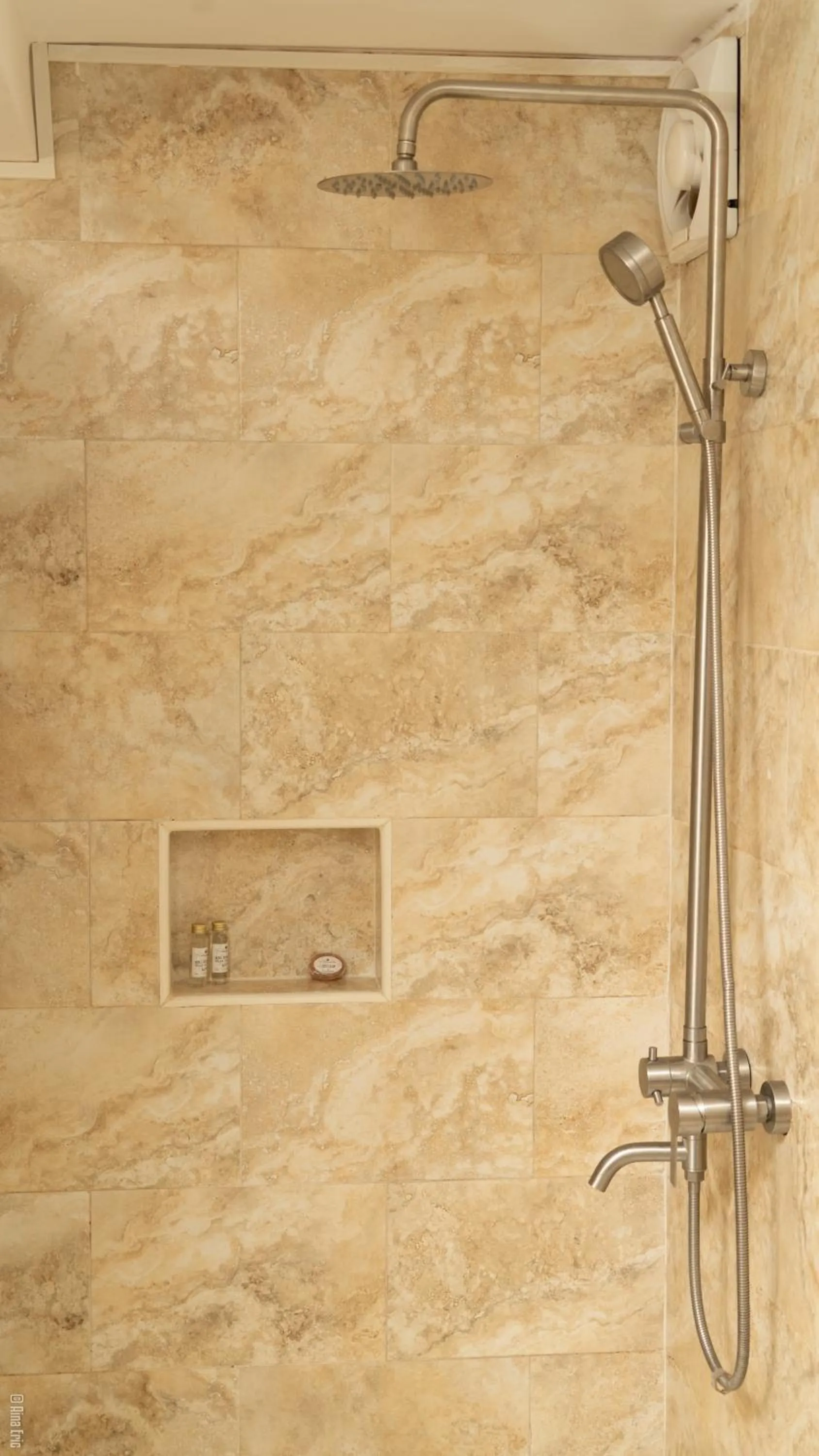 Shower in Hotel Le Pousse Pousse