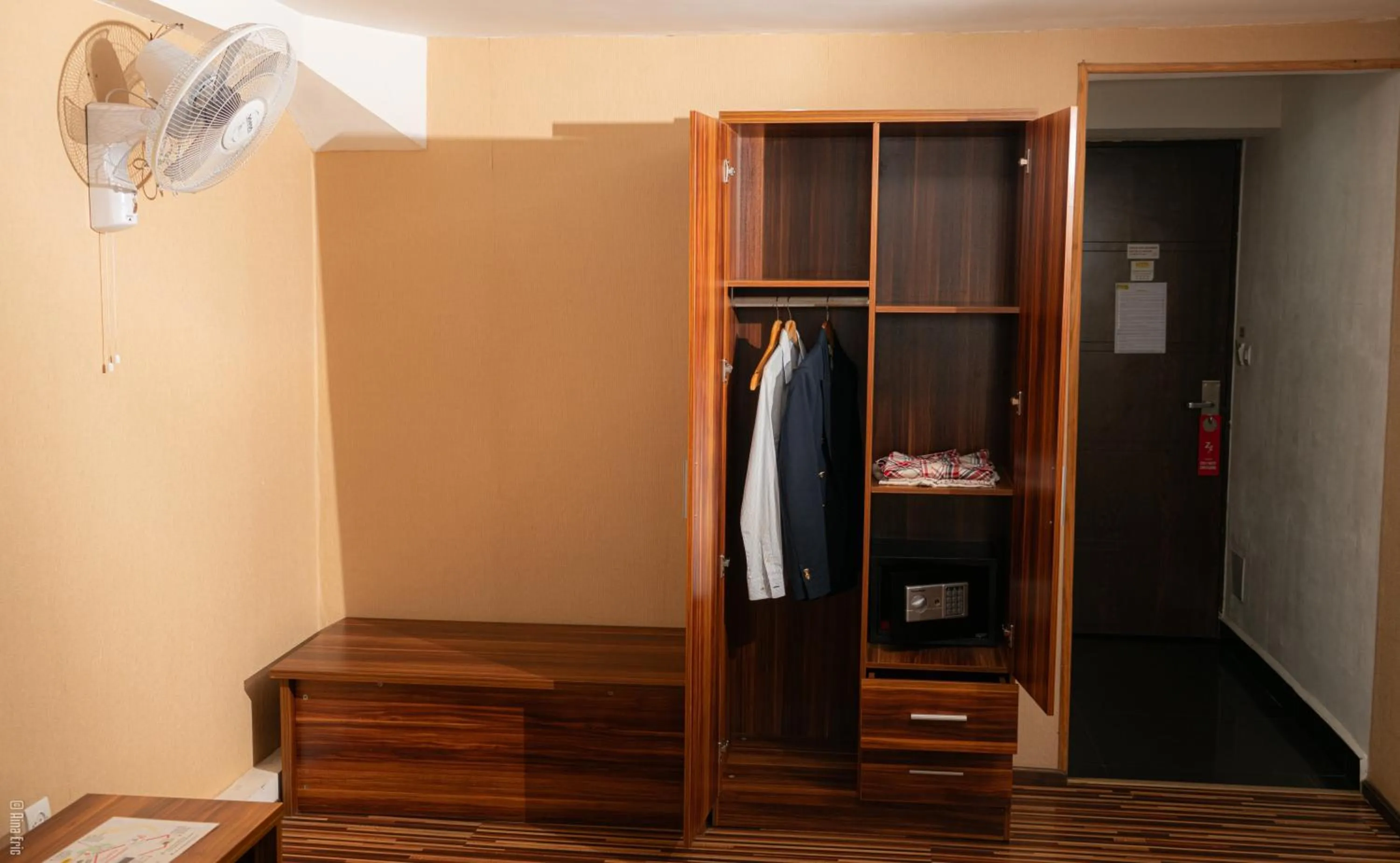 wardrobe in Hotel Le Pousse Pousse
