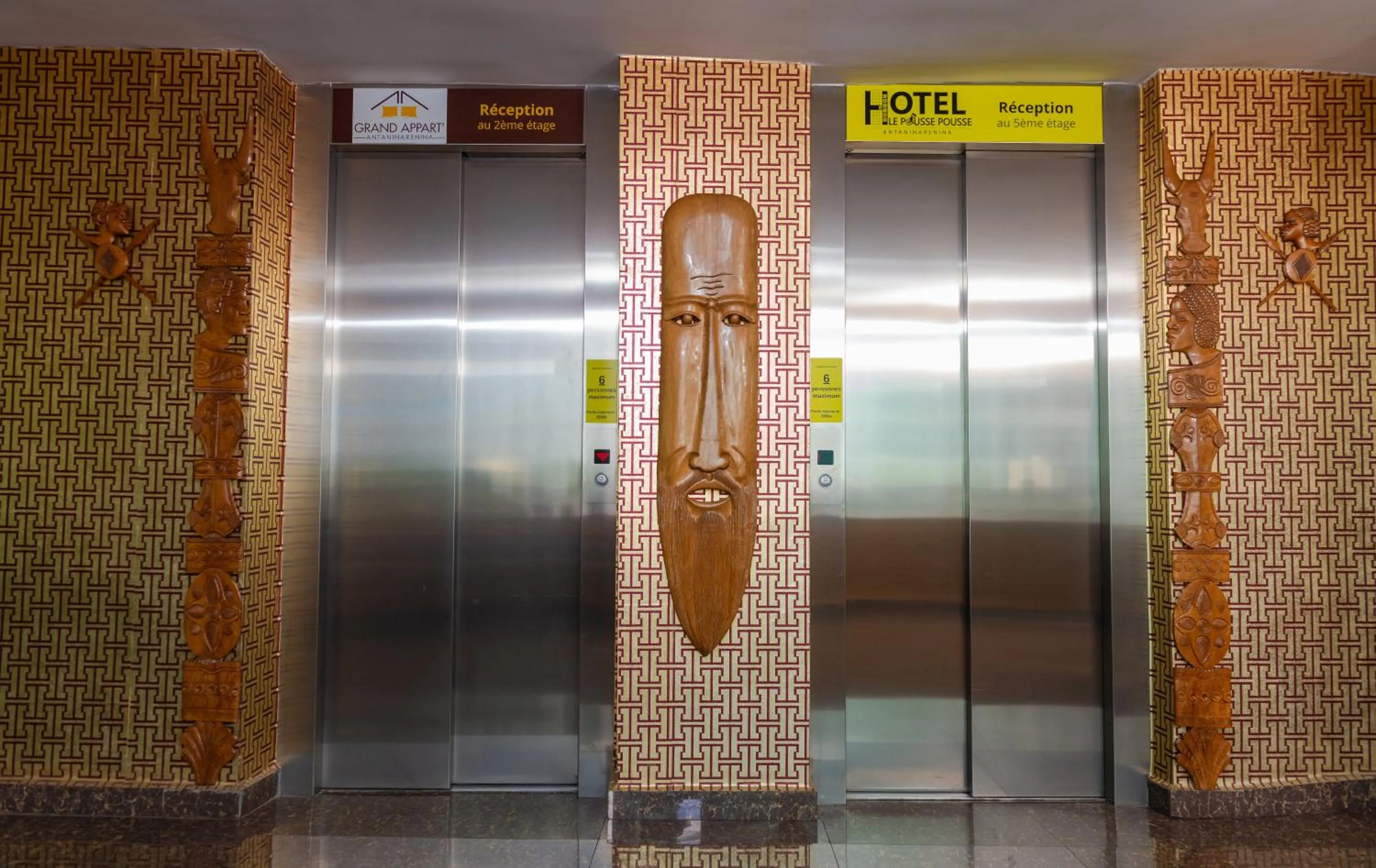 elevator in Hotel Le Pousse Pousse