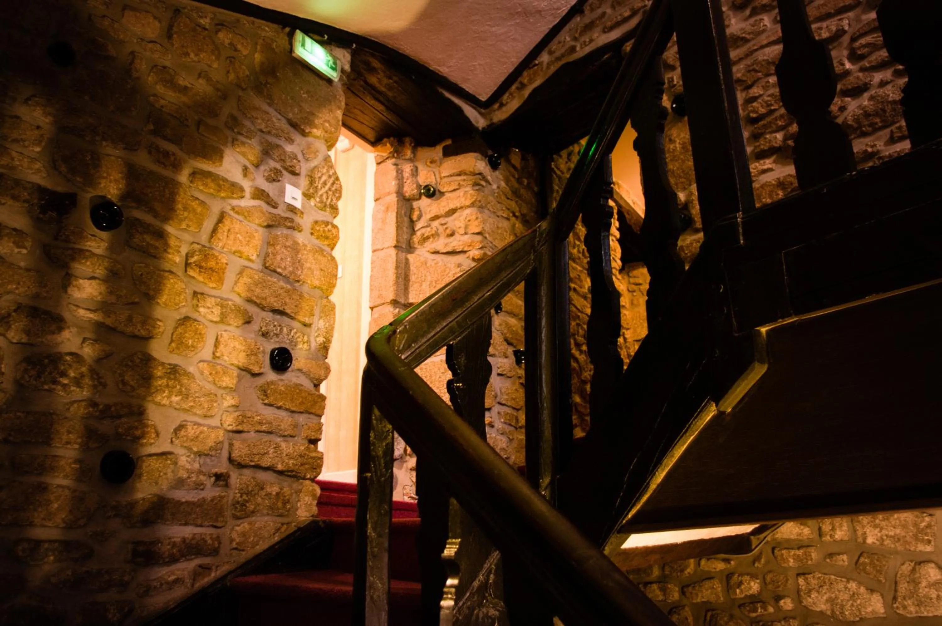 Decorative detail in Logis Hôtel du Commerce