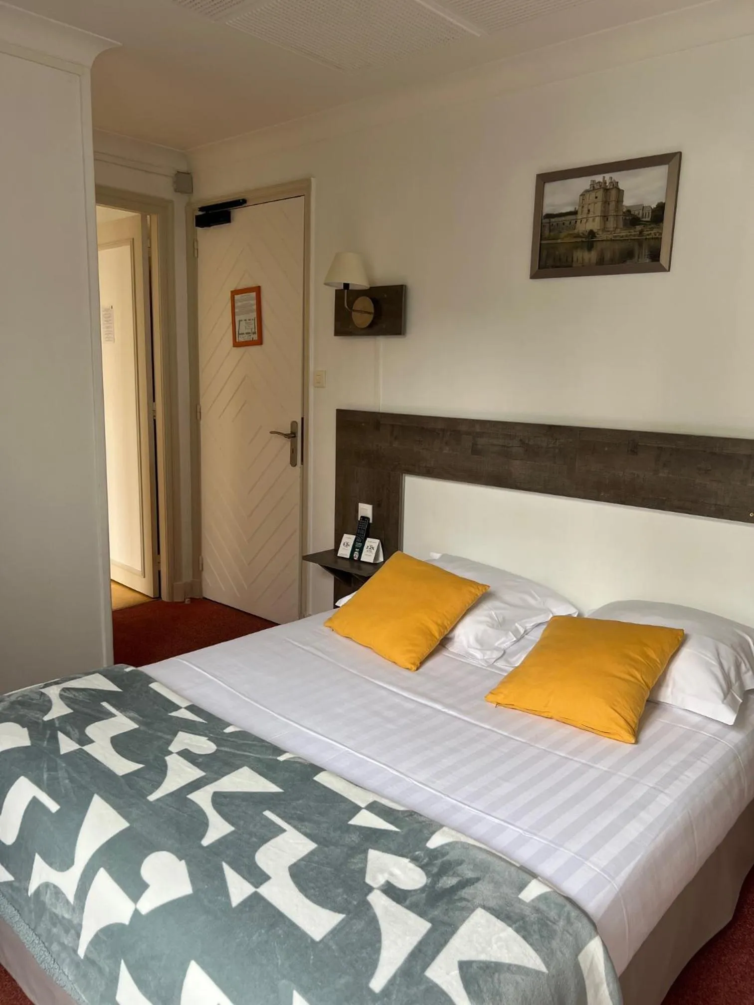 Bed in Logis Hôtel du Commerce