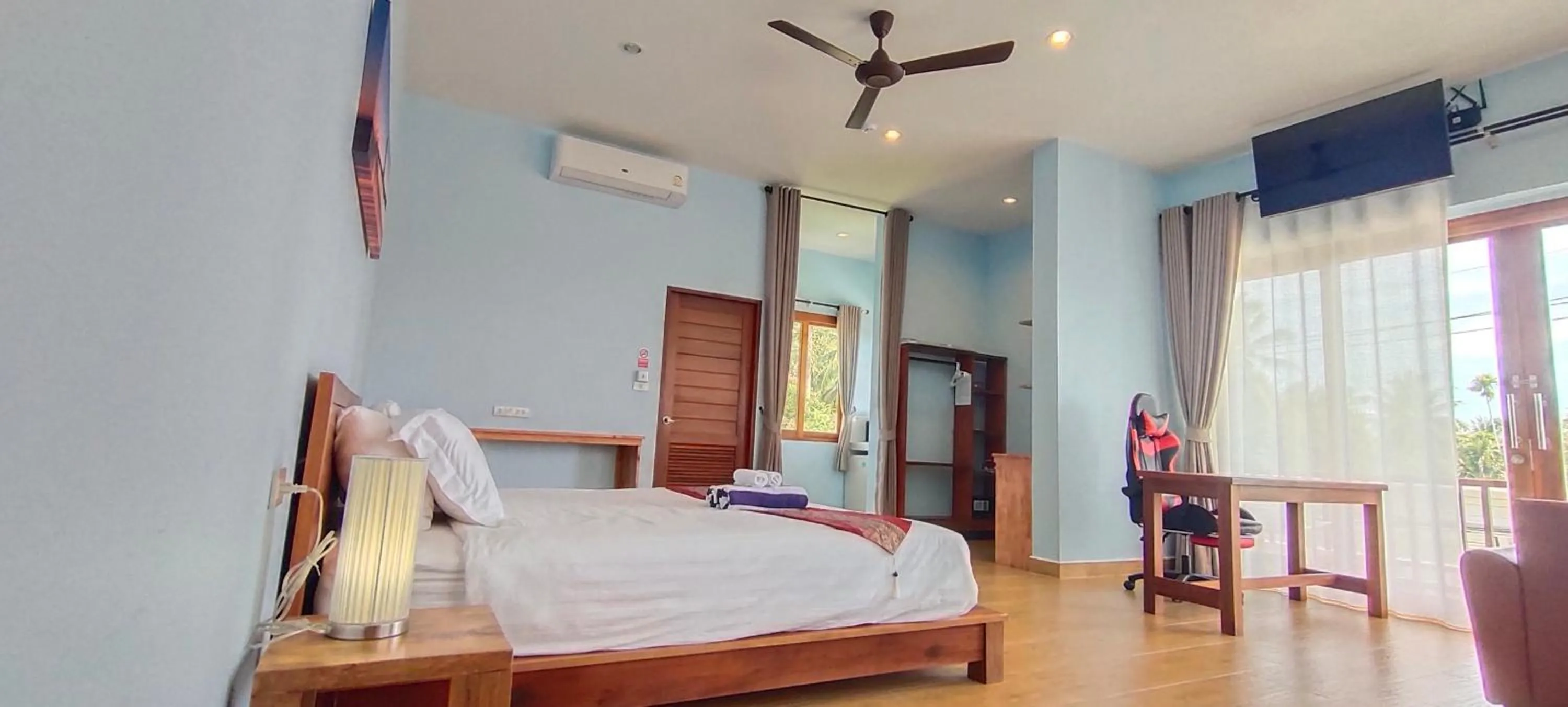 Bed in Le Grand Bleu Hotel