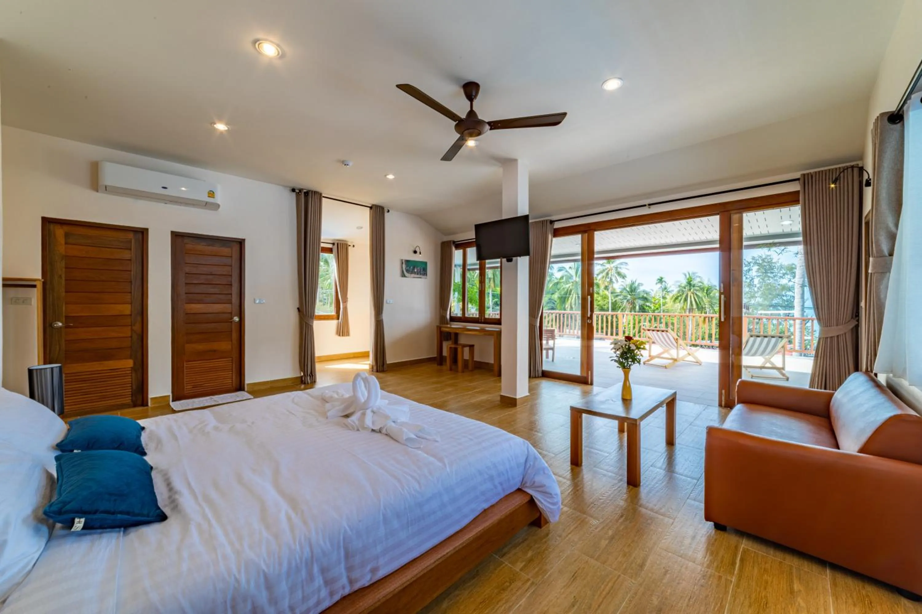 Bed in Le Grand Bleu Hotel