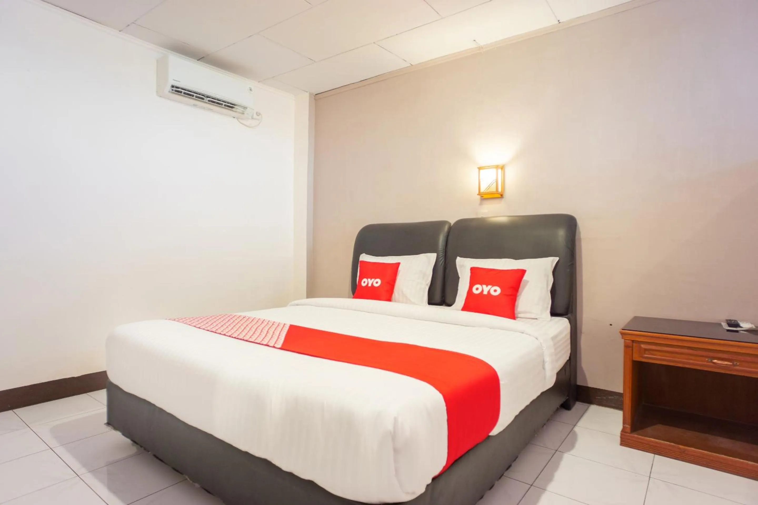 Bedroom, Bed in OYO 2180 Vina Vira Hotel