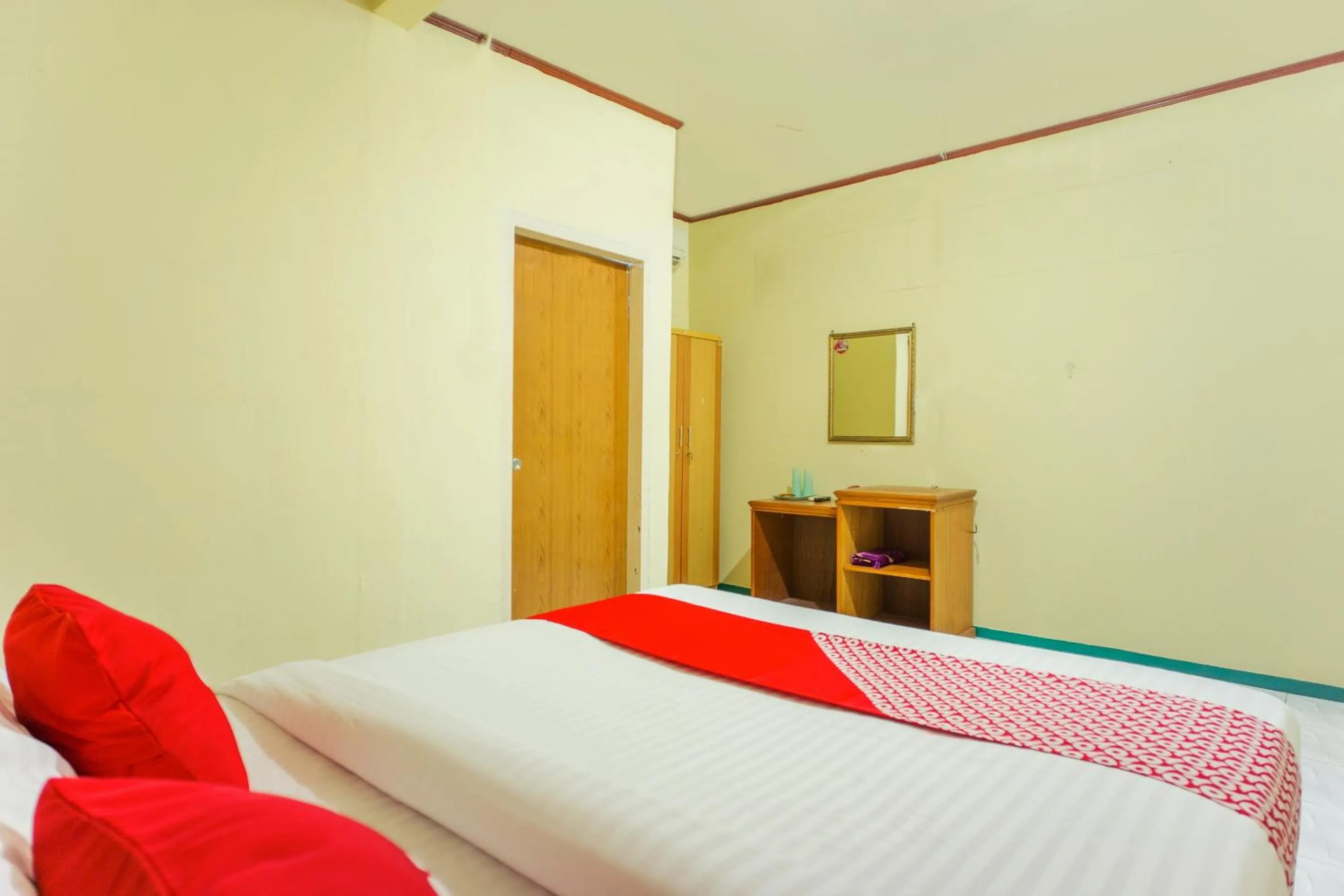 Bedroom, Bed in OYO 2180 Vina Vira Hotel