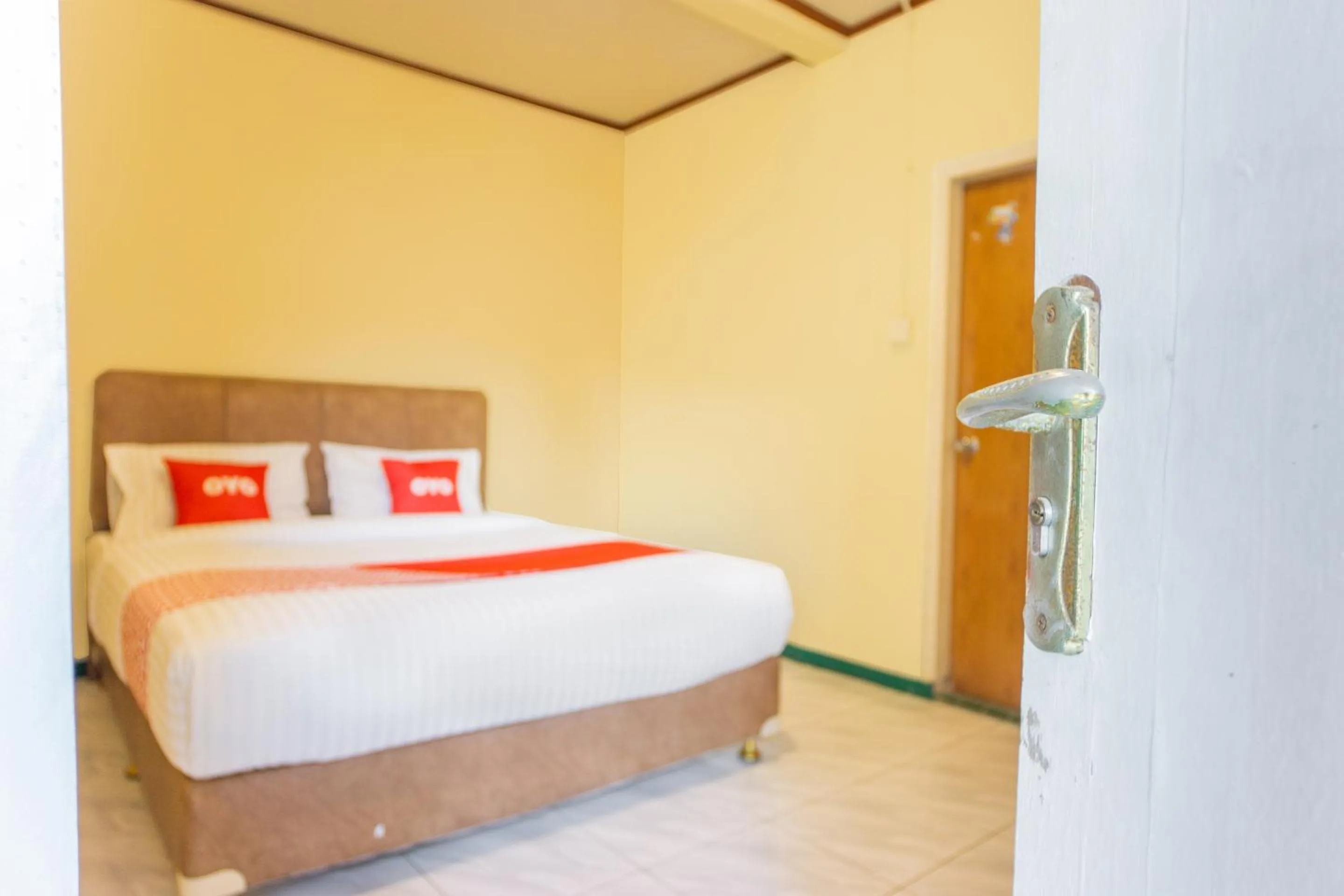 Bedroom, Bed in OYO 2180 Vina Vira Hotel