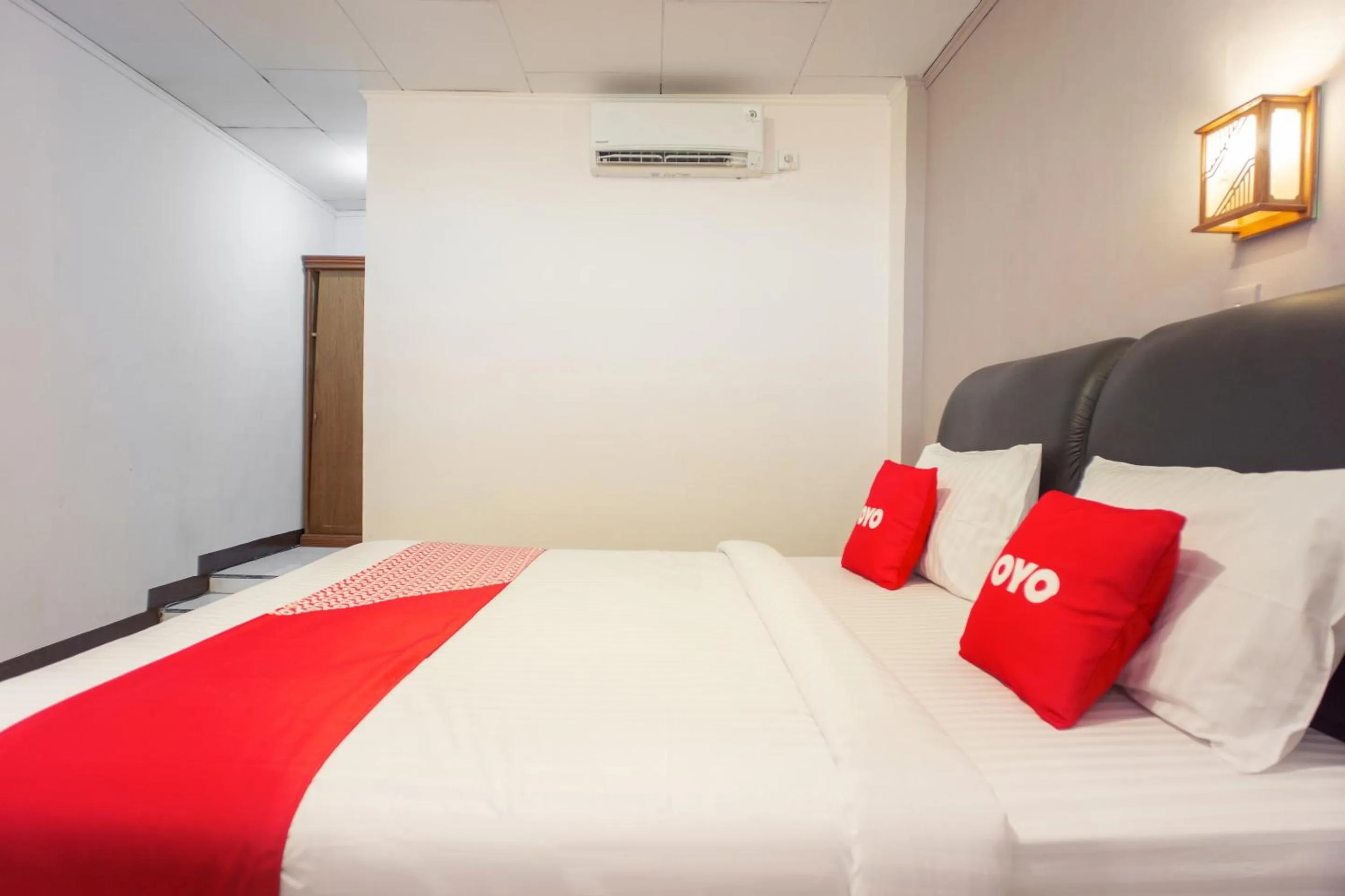 Bedroom, Bed in OYO 2180 Vina Vira Hotel