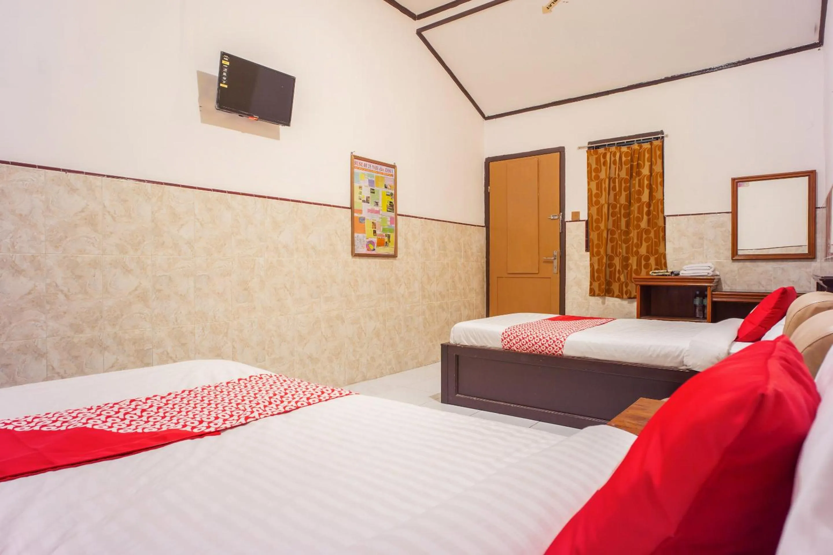 Bedroom, Bed in OYO 2180 Vina Vira Hotel