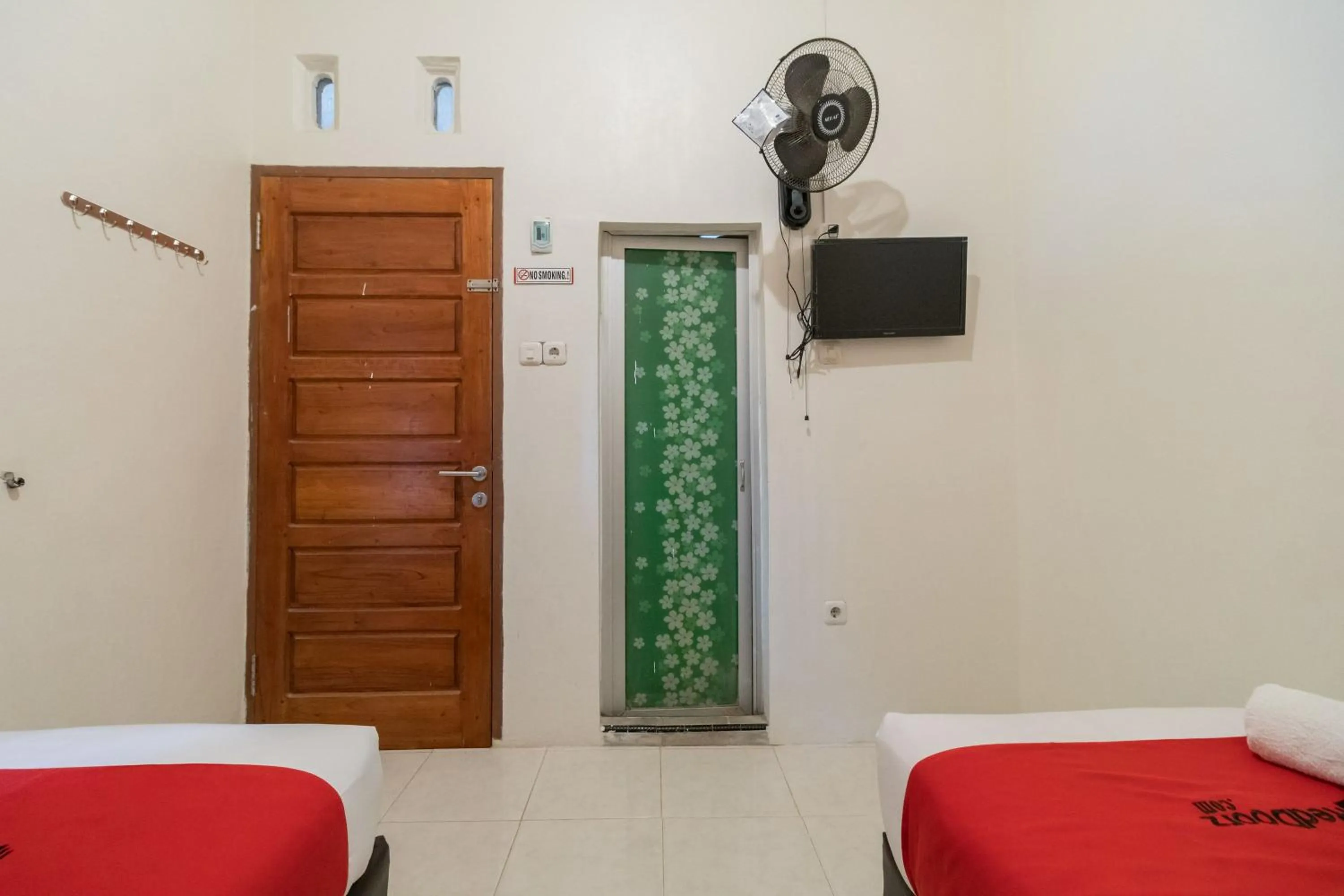 Bedroom, Bed in RedDoorz Syariah at D'Ostha Residence