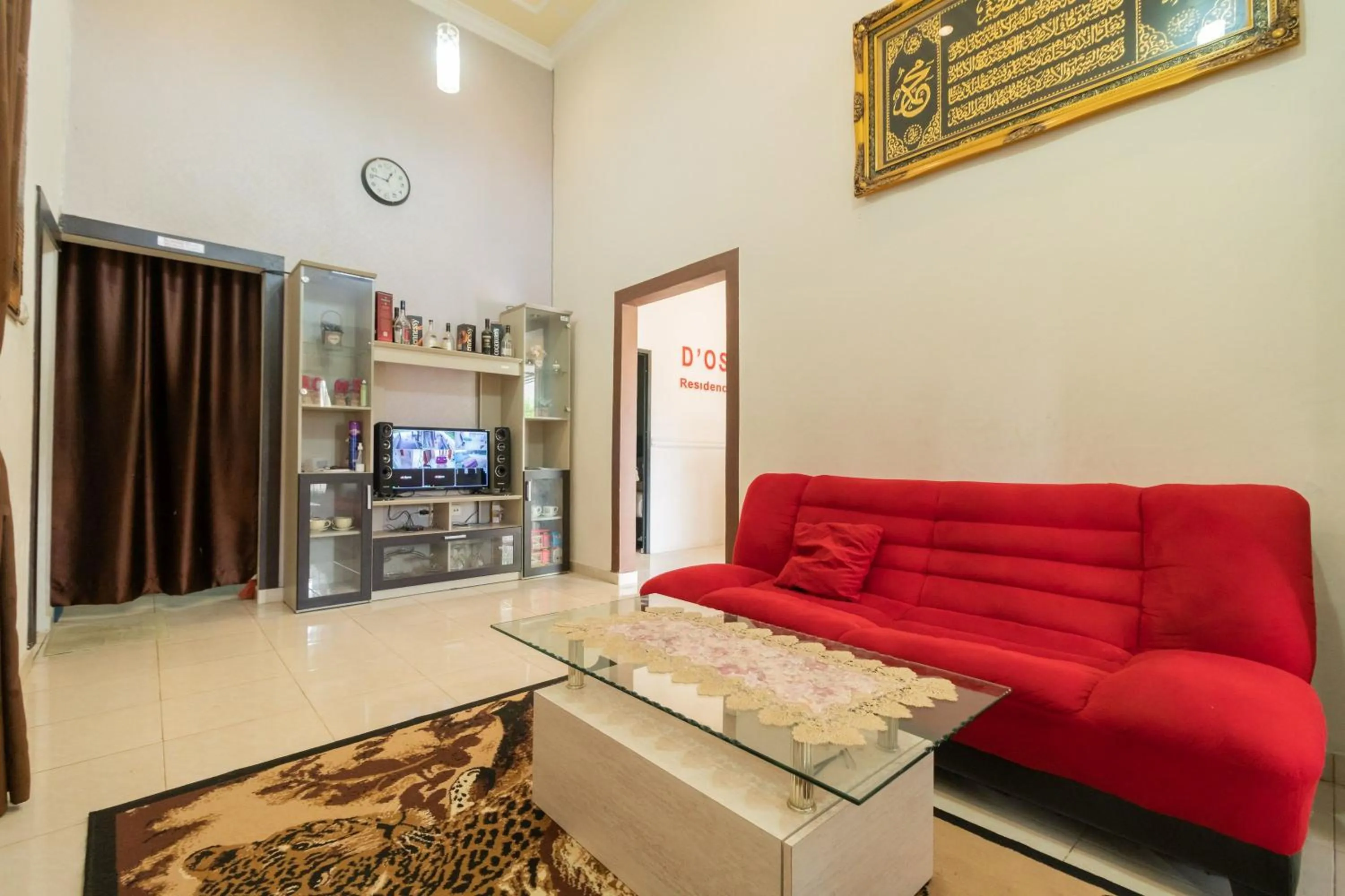 Living room in RedDoorz Syariah at D'Ostha Residence