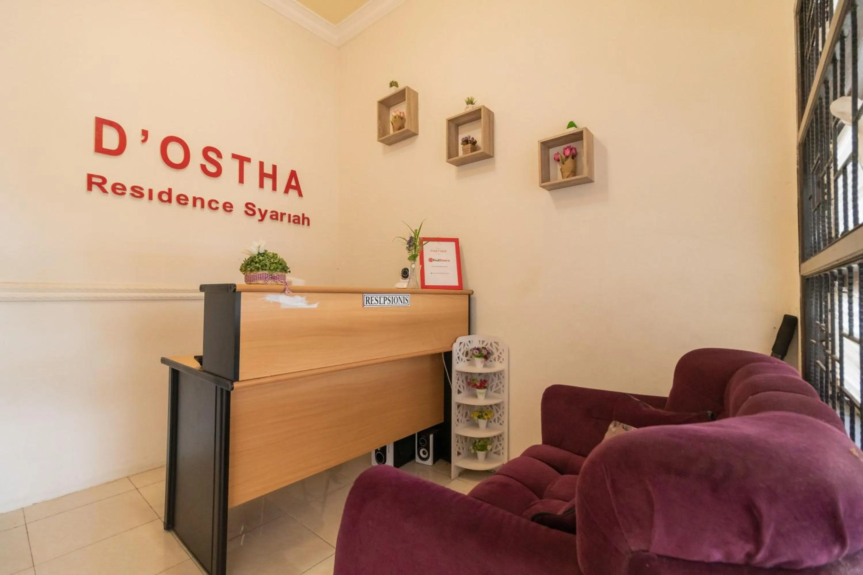 Lobby or reception in RedDoorz Syariah at D'Ostha Residence