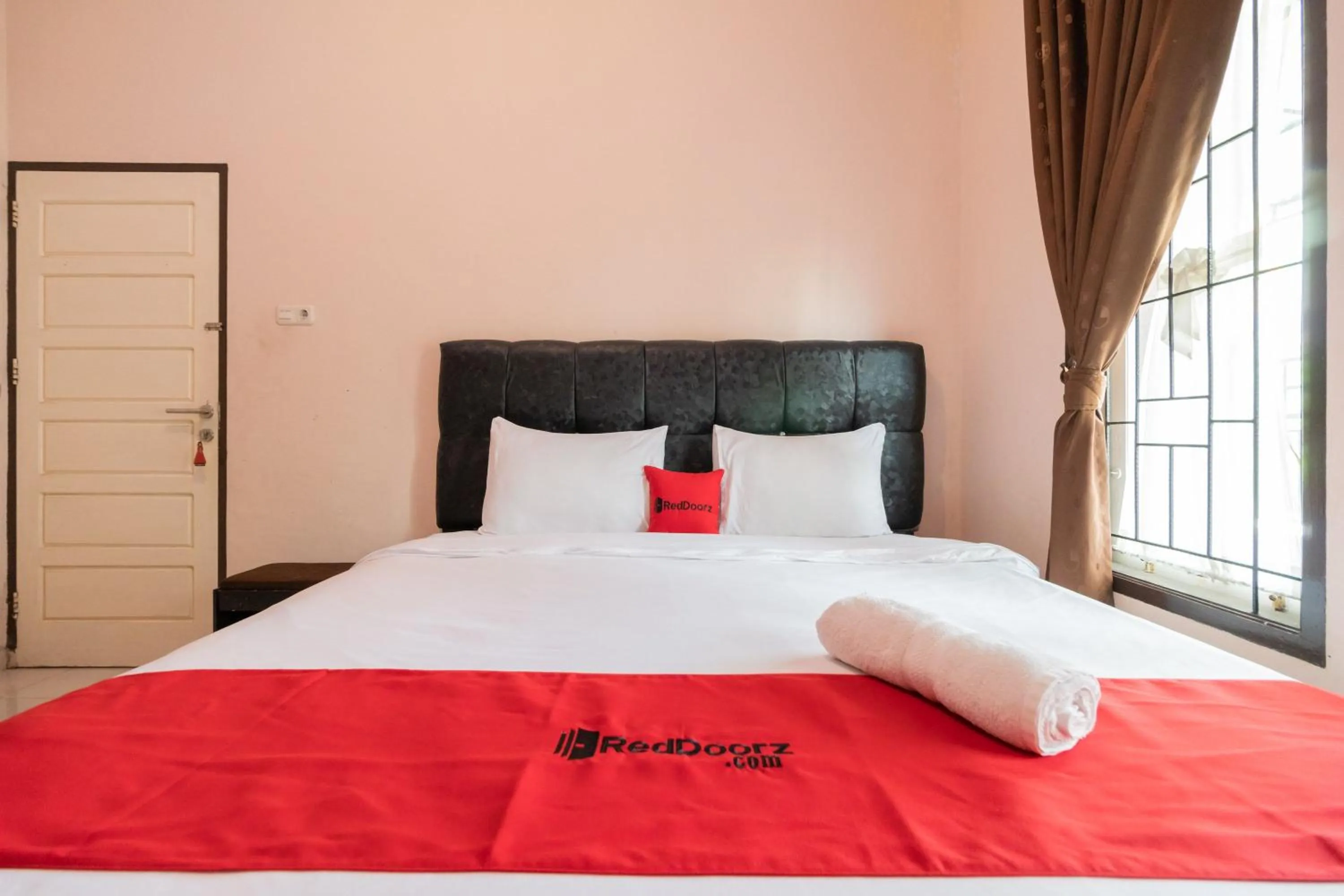 Bedroom, Bed in RedDoorz Syariah at D'Ostha Residence