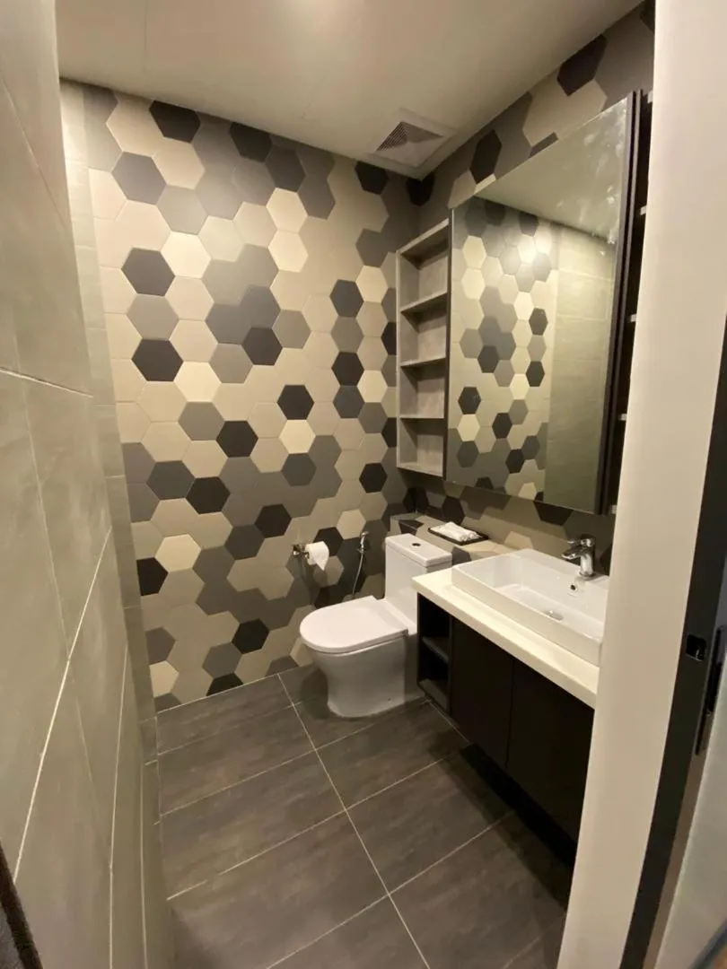 Bathroom in Ceylonz Suites by MyKey