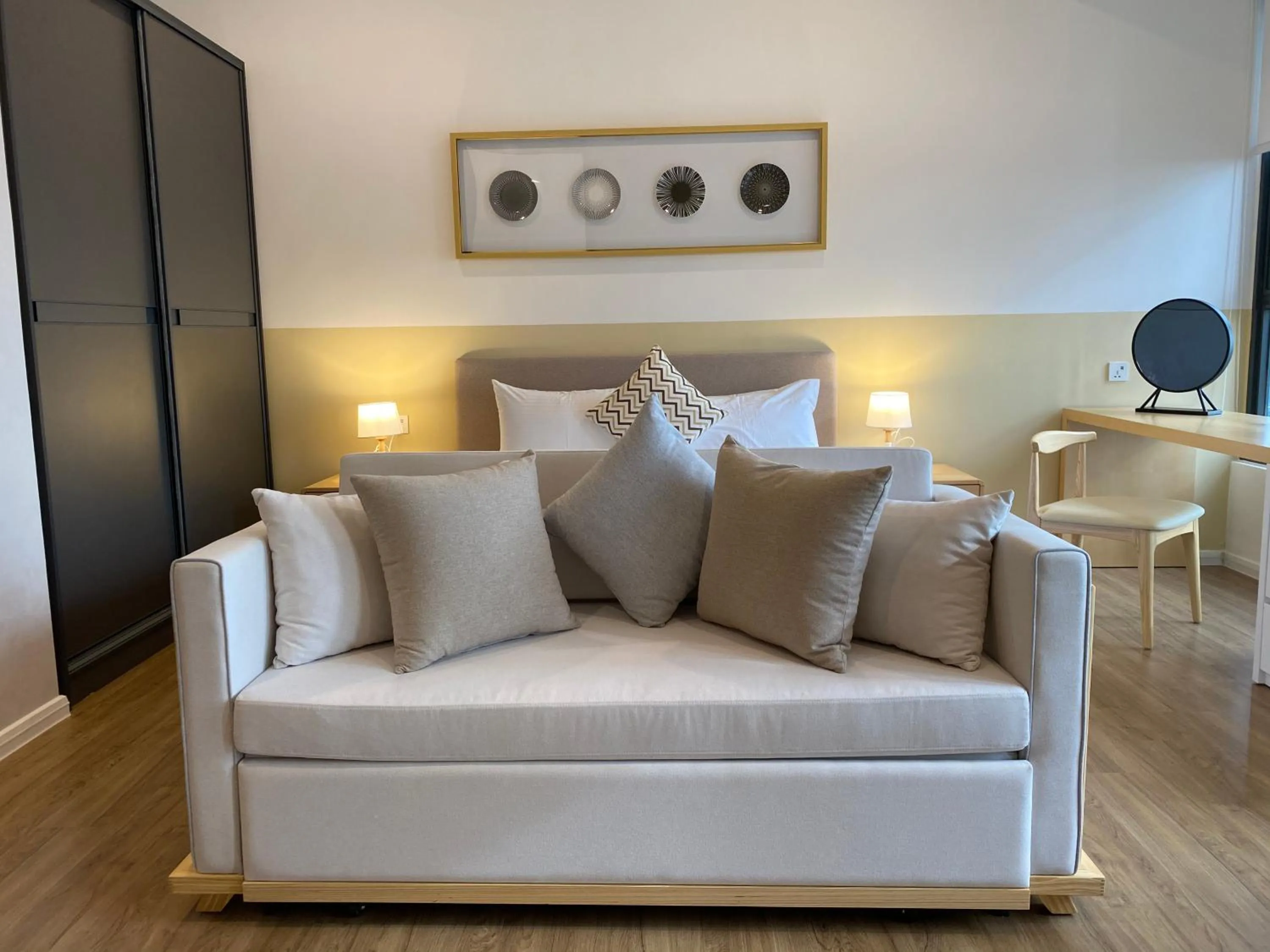 Seating area in Ceylonz Suites by MyKey