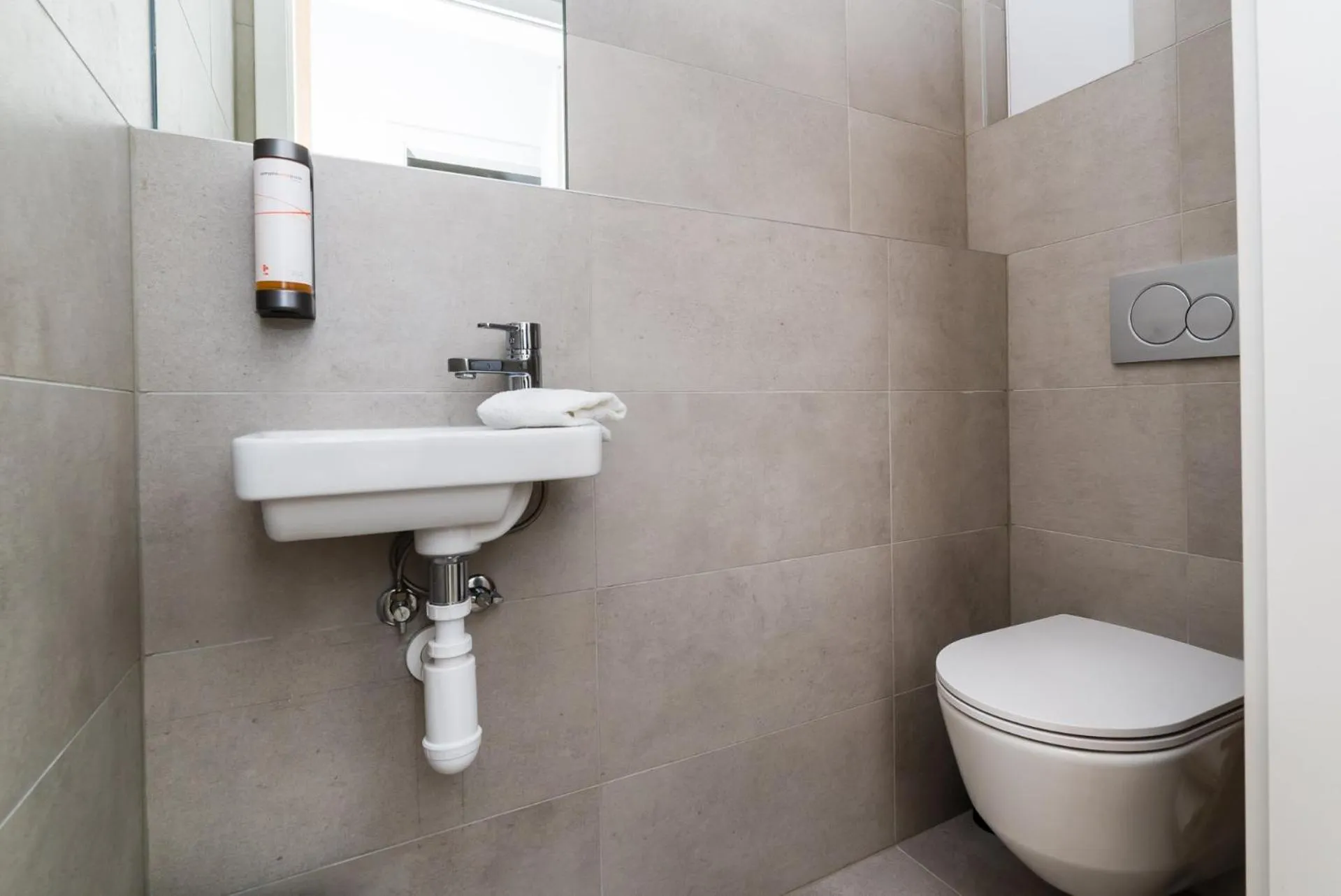 Toilet in City Castle Apartments Free Parking