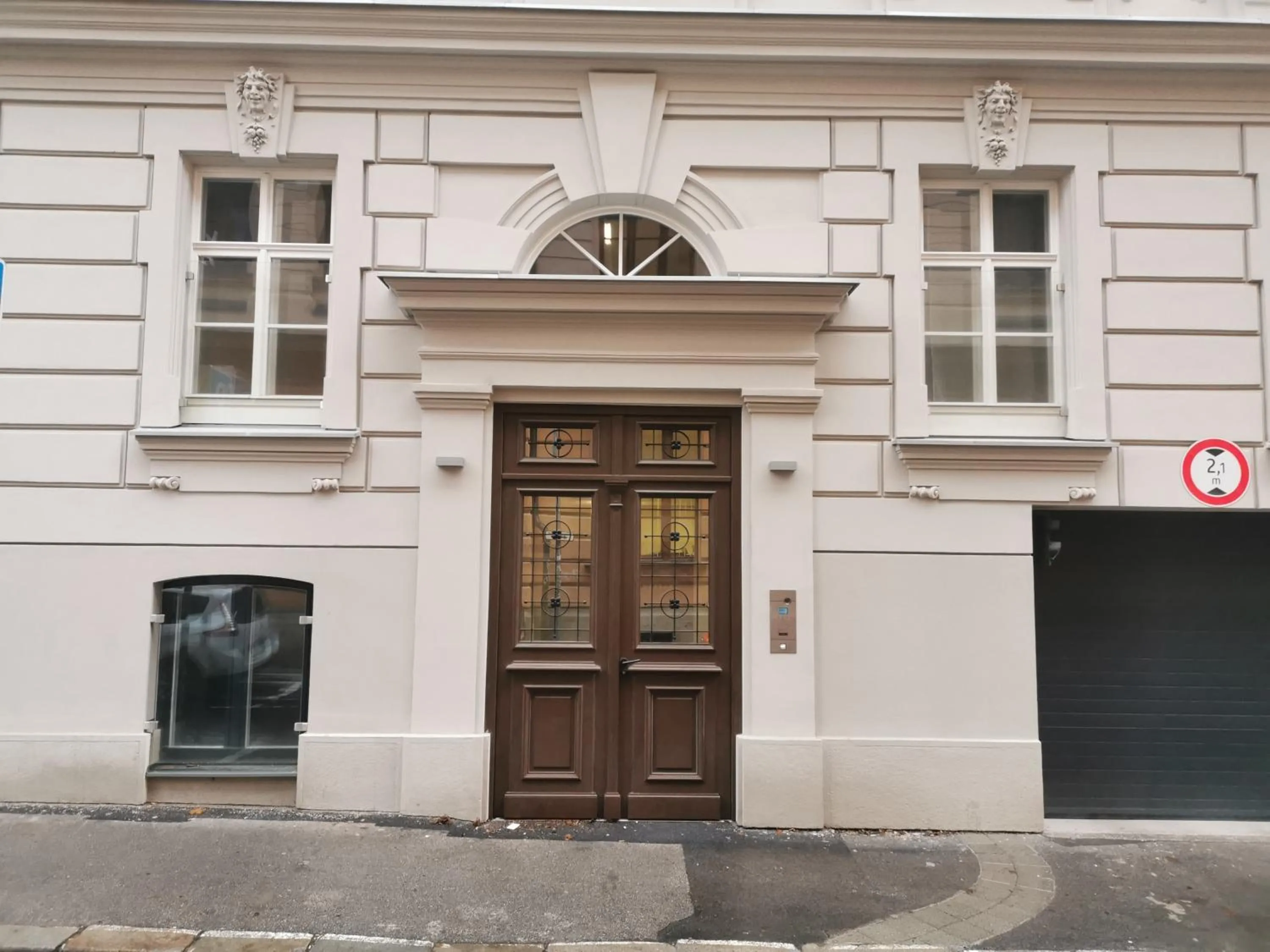 Facade/entrance in City Castle Apartments Free Parking