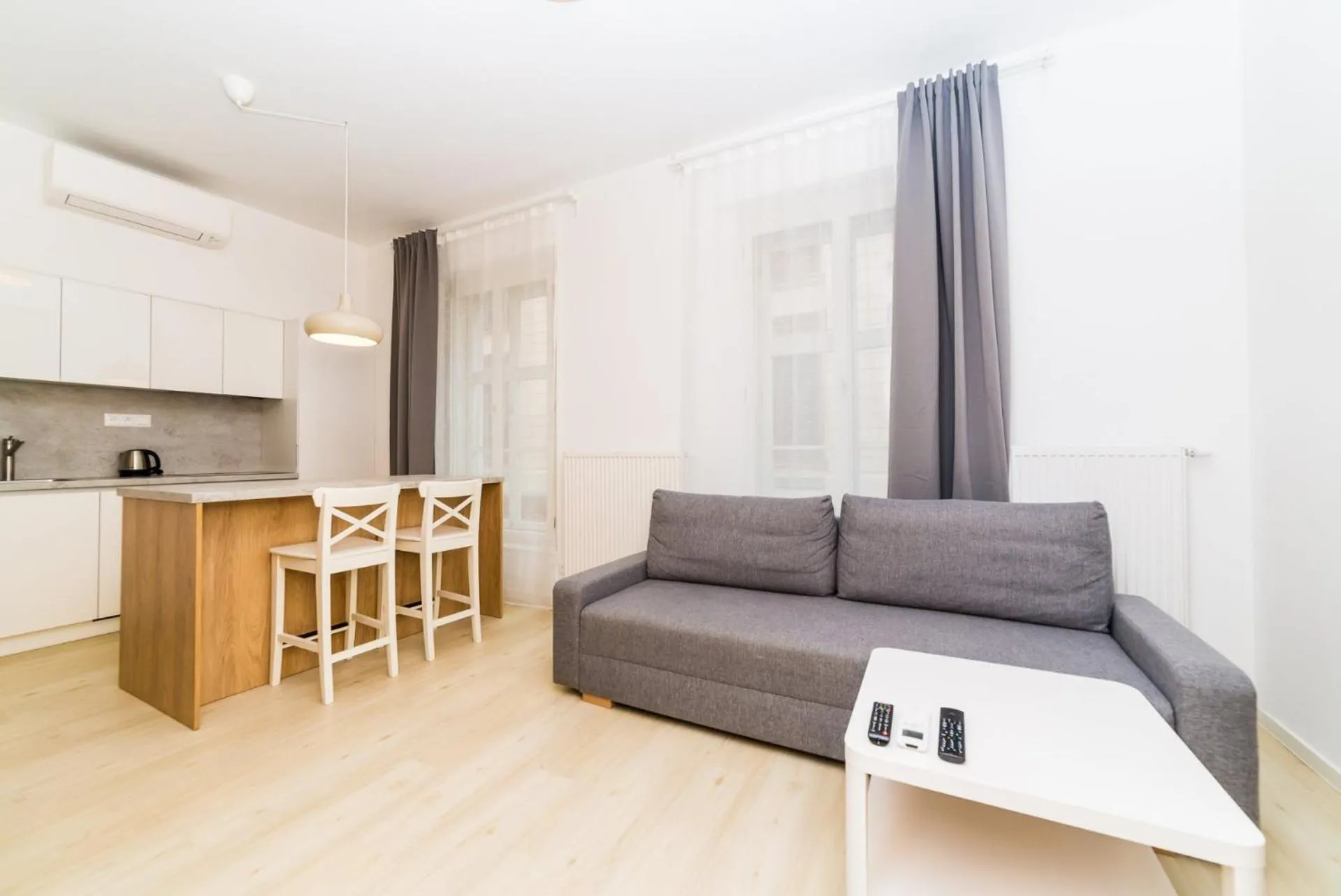 Seating area in City Castle Apartments Free Parking