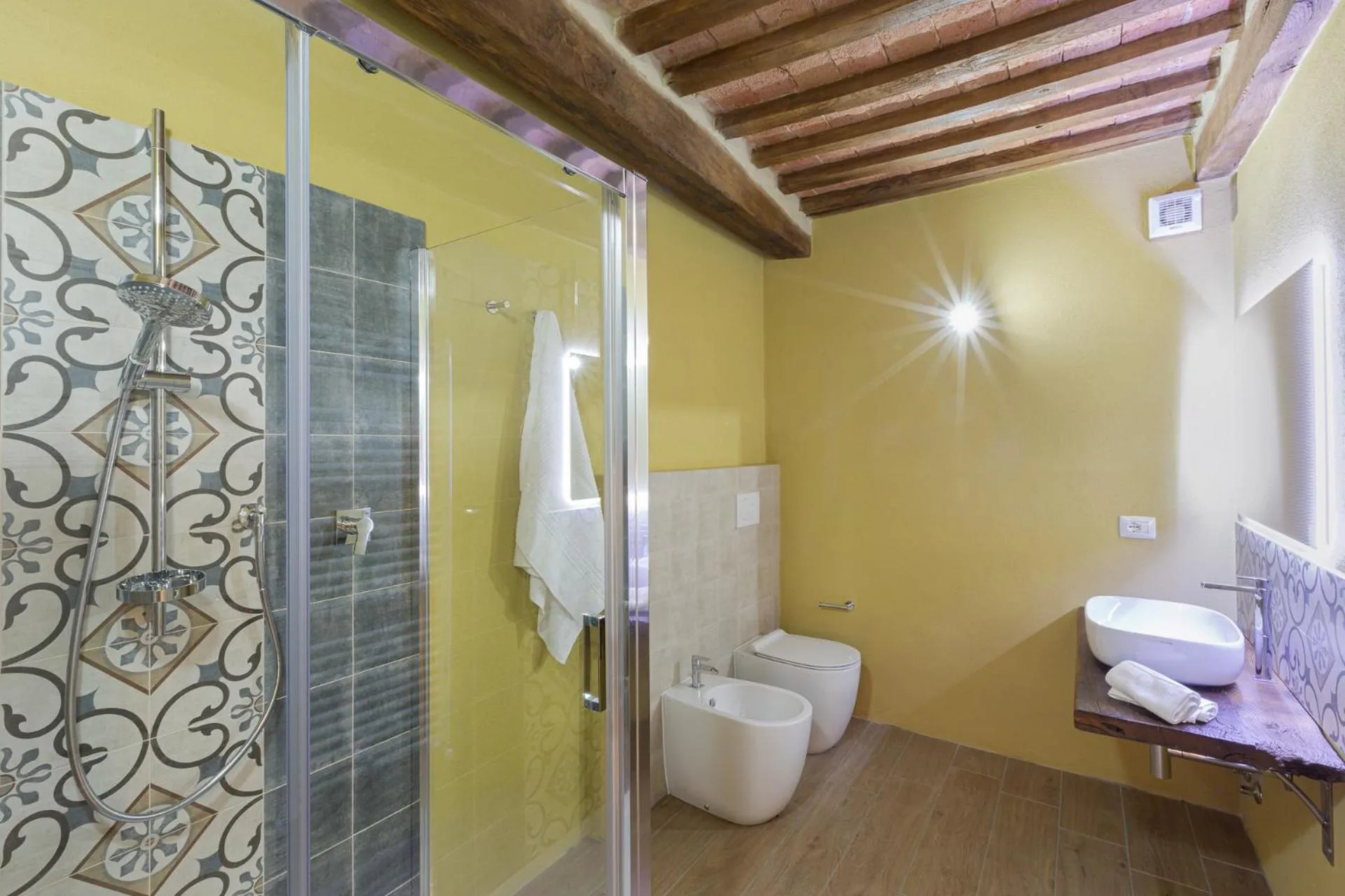 Shower in B&B Gli Archi