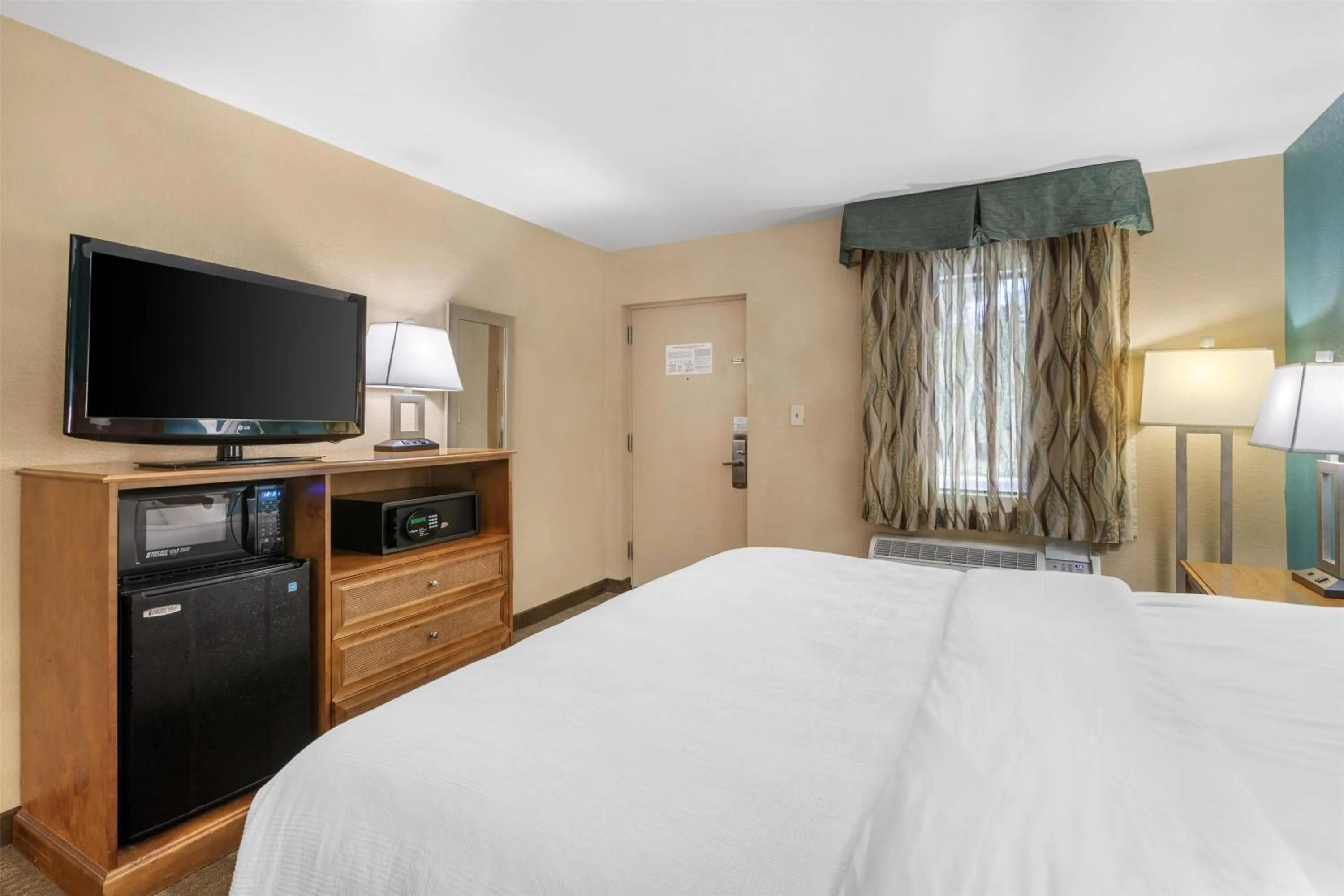 Bedroom, Bed in Best Western Charleston Inn