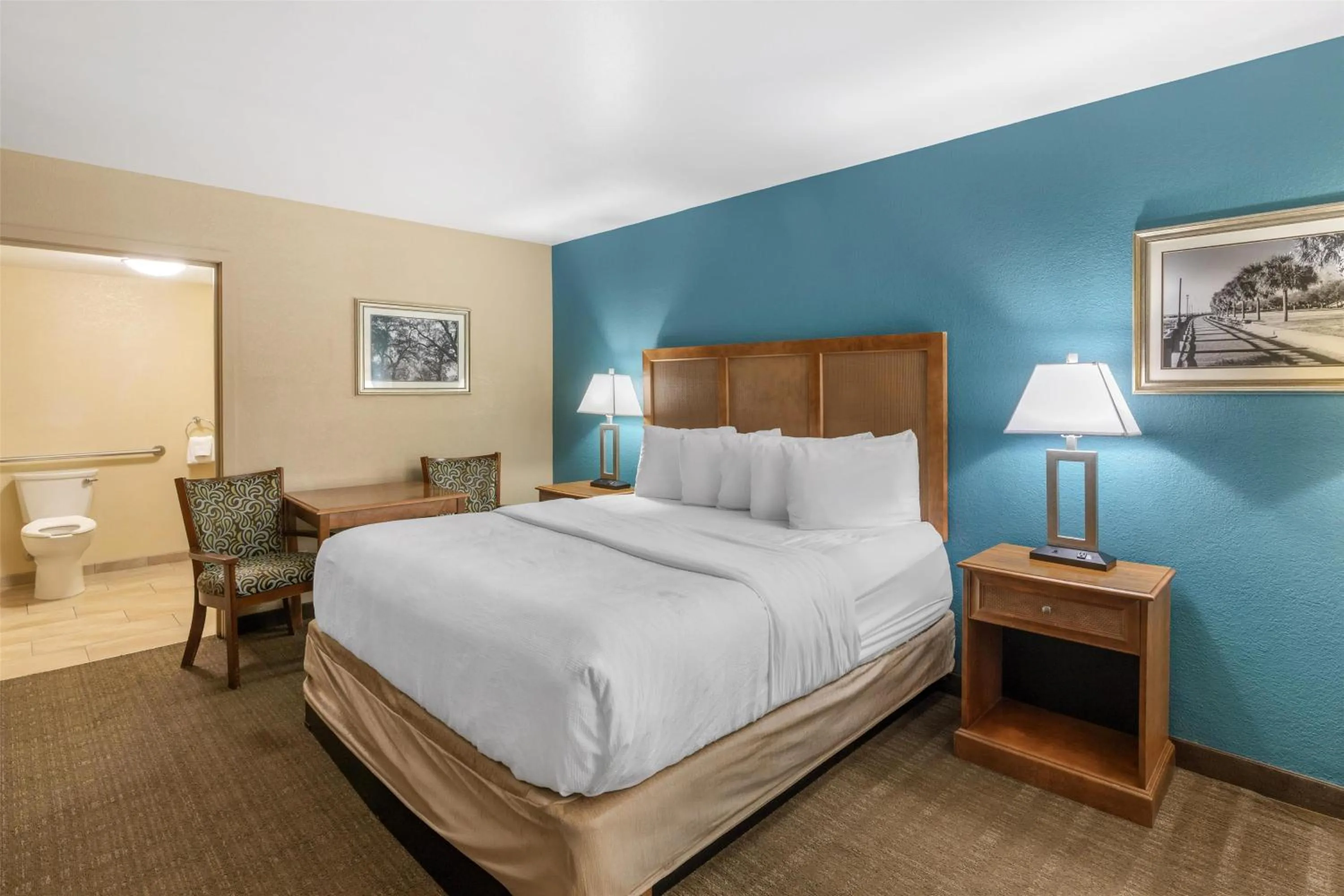 Bedroom, Bed in Best Western Charleston Inn