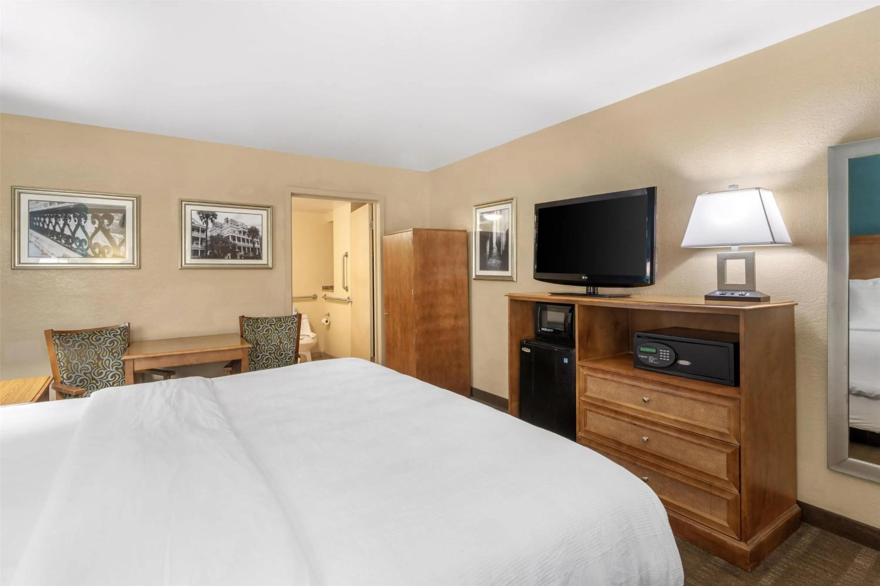 Bedroom, Bed in Best Western Charleston Inn