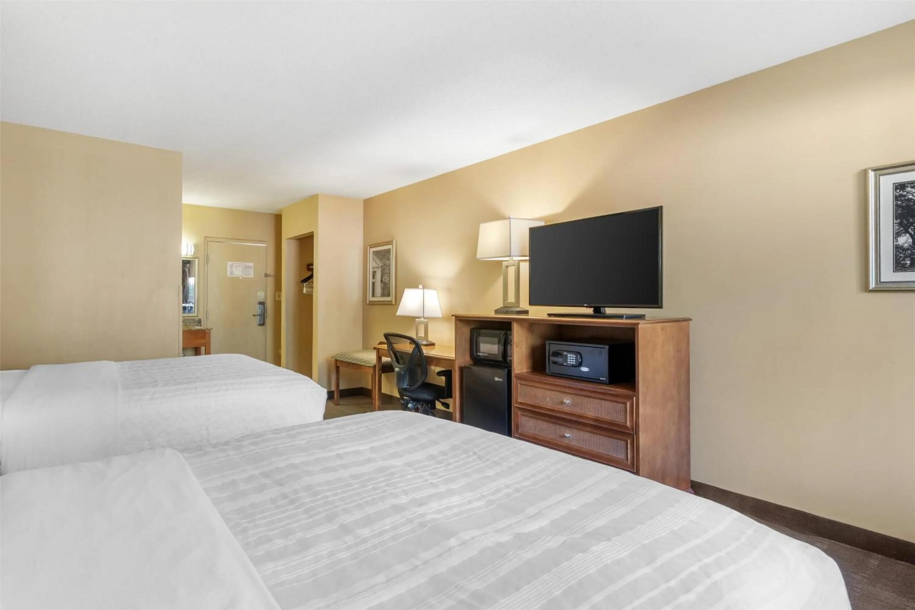 Bedroom, Bed in Best Western Charleston Inn