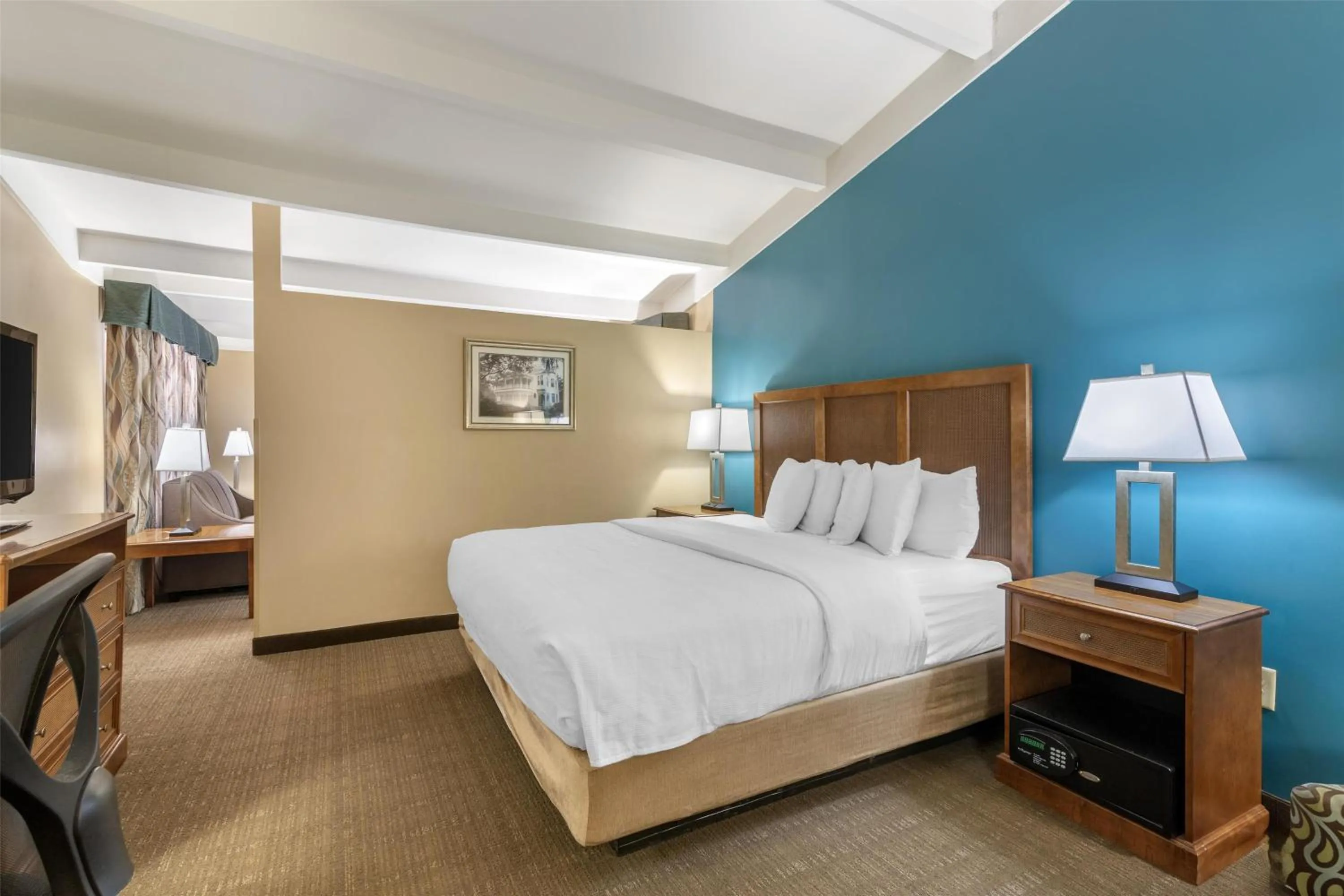 Bedroom, Bed in Best Western Charleston Inn