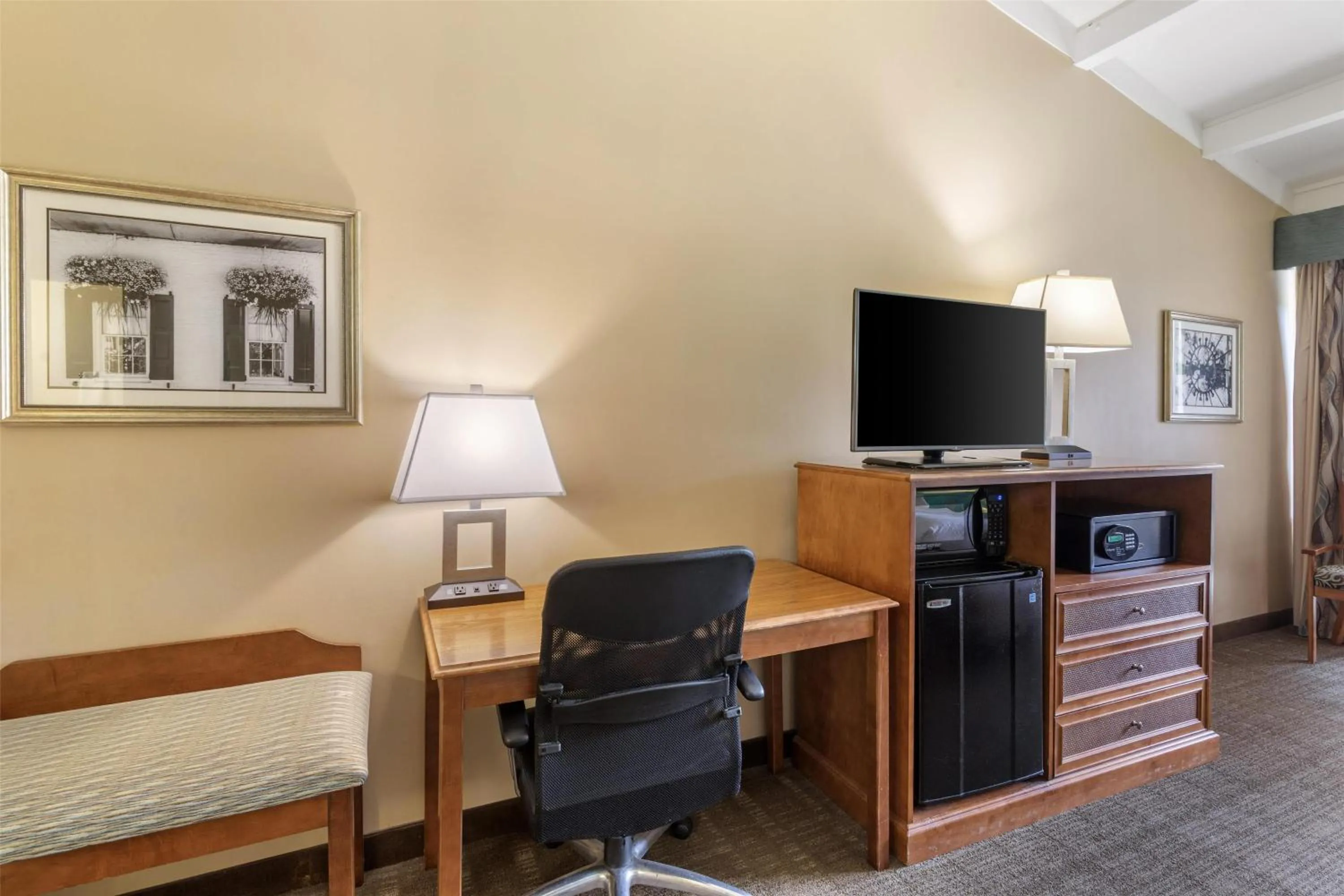 Bedroom in Best Western Charleston Inn