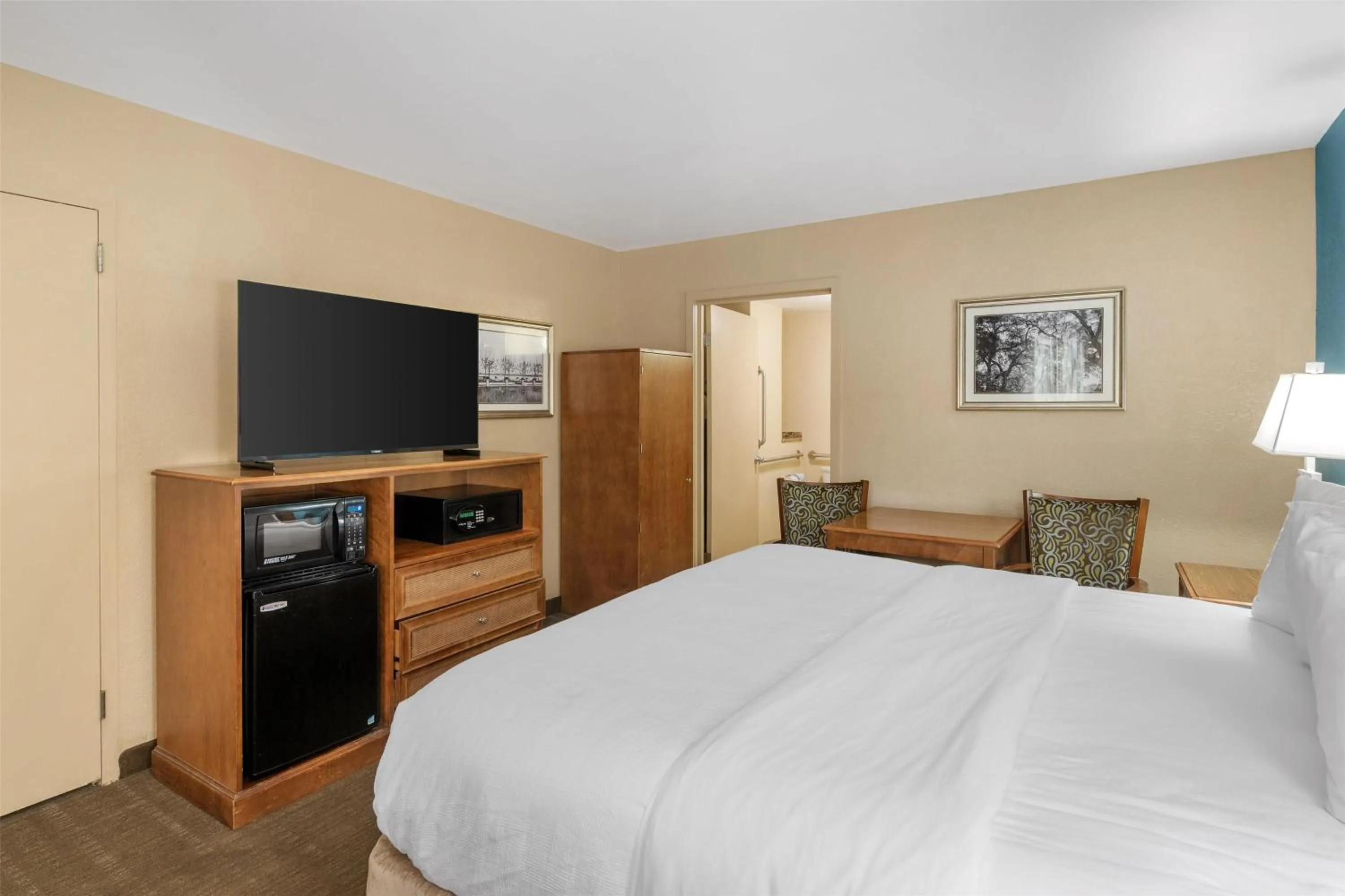 Bedroom, Bed in Best Western Charleston Inn