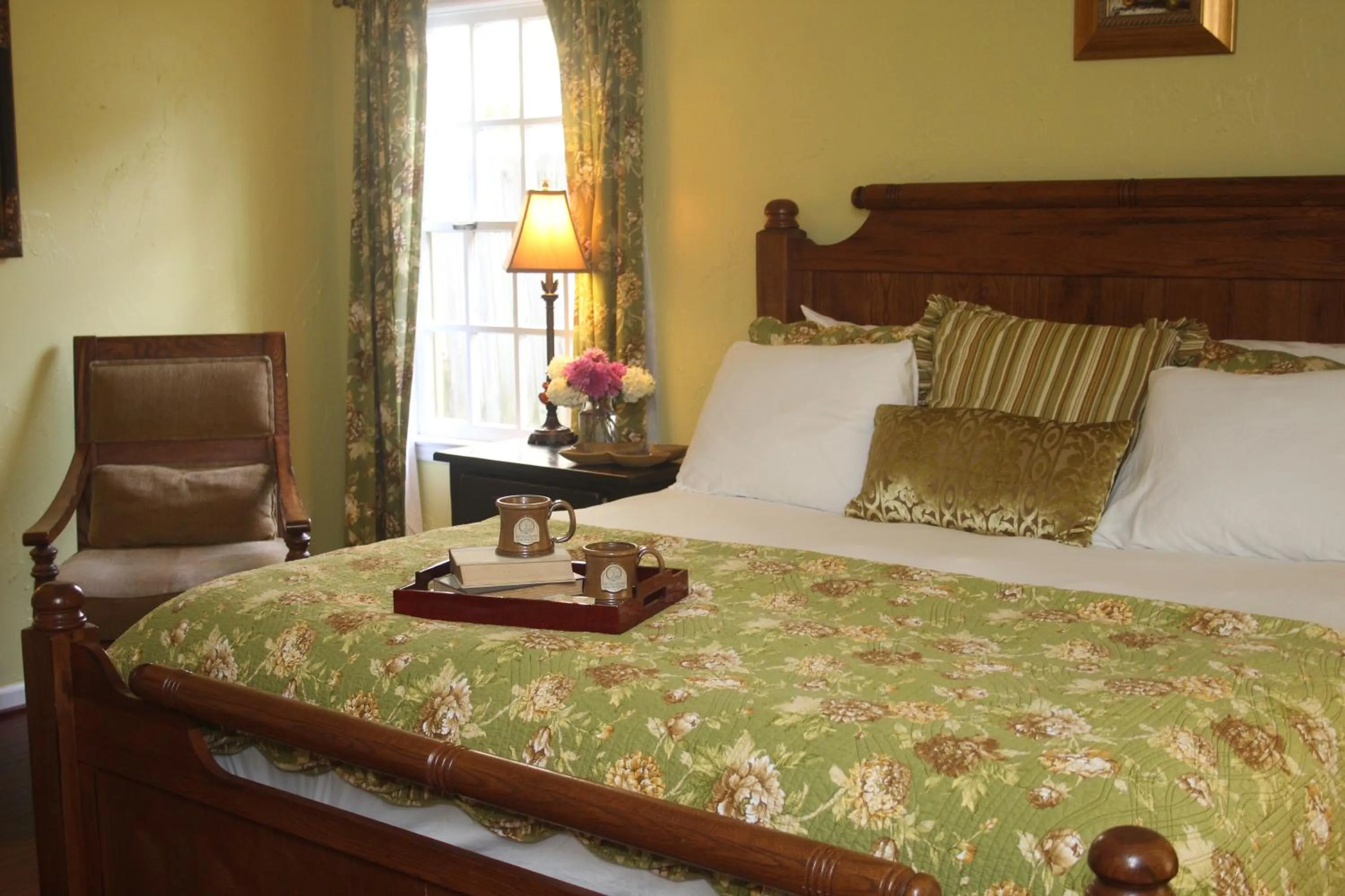 Bed in Hillwinds Inn - Blowing Rock