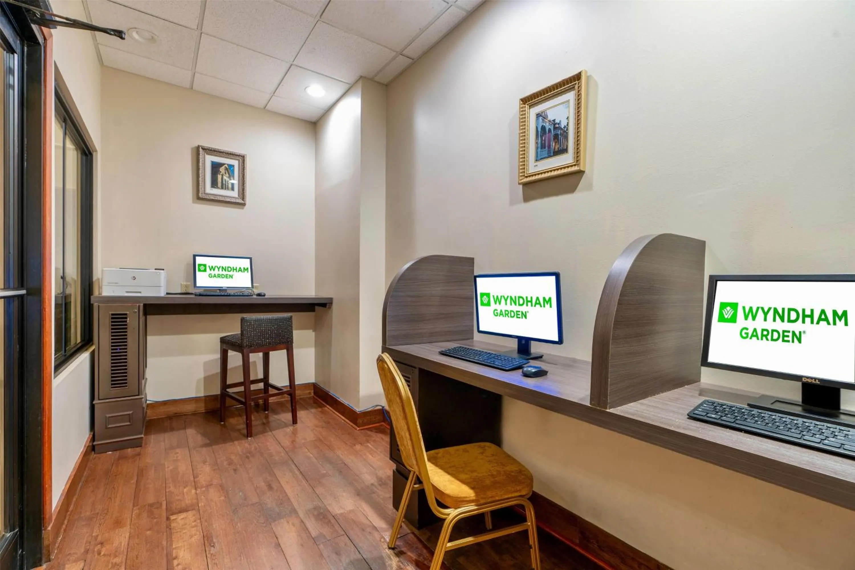 Business facilities in Wyndham Garden Baronne Plaza