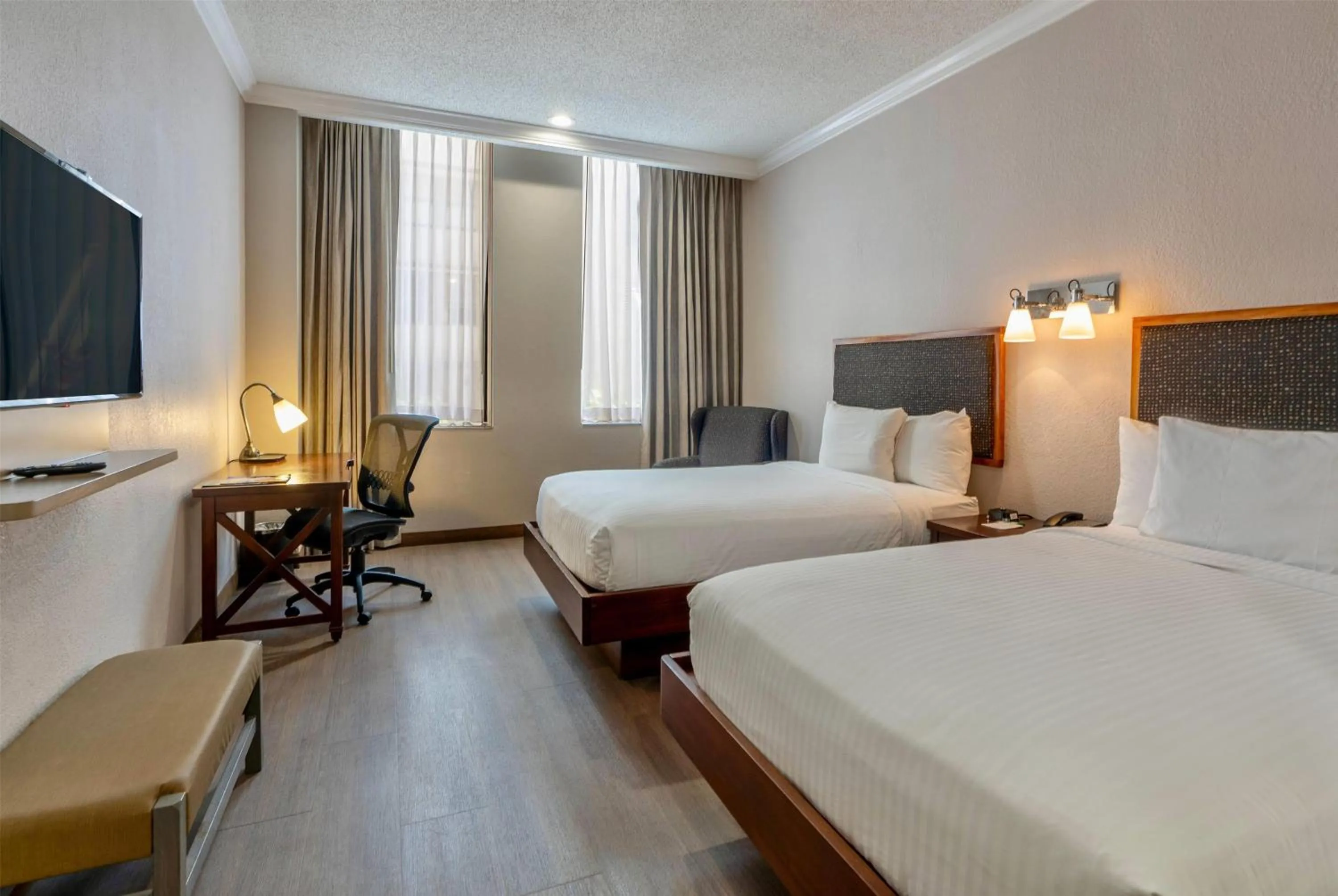 Photo of the whole room, Bed in Wyndham Garden Baronne Plaza