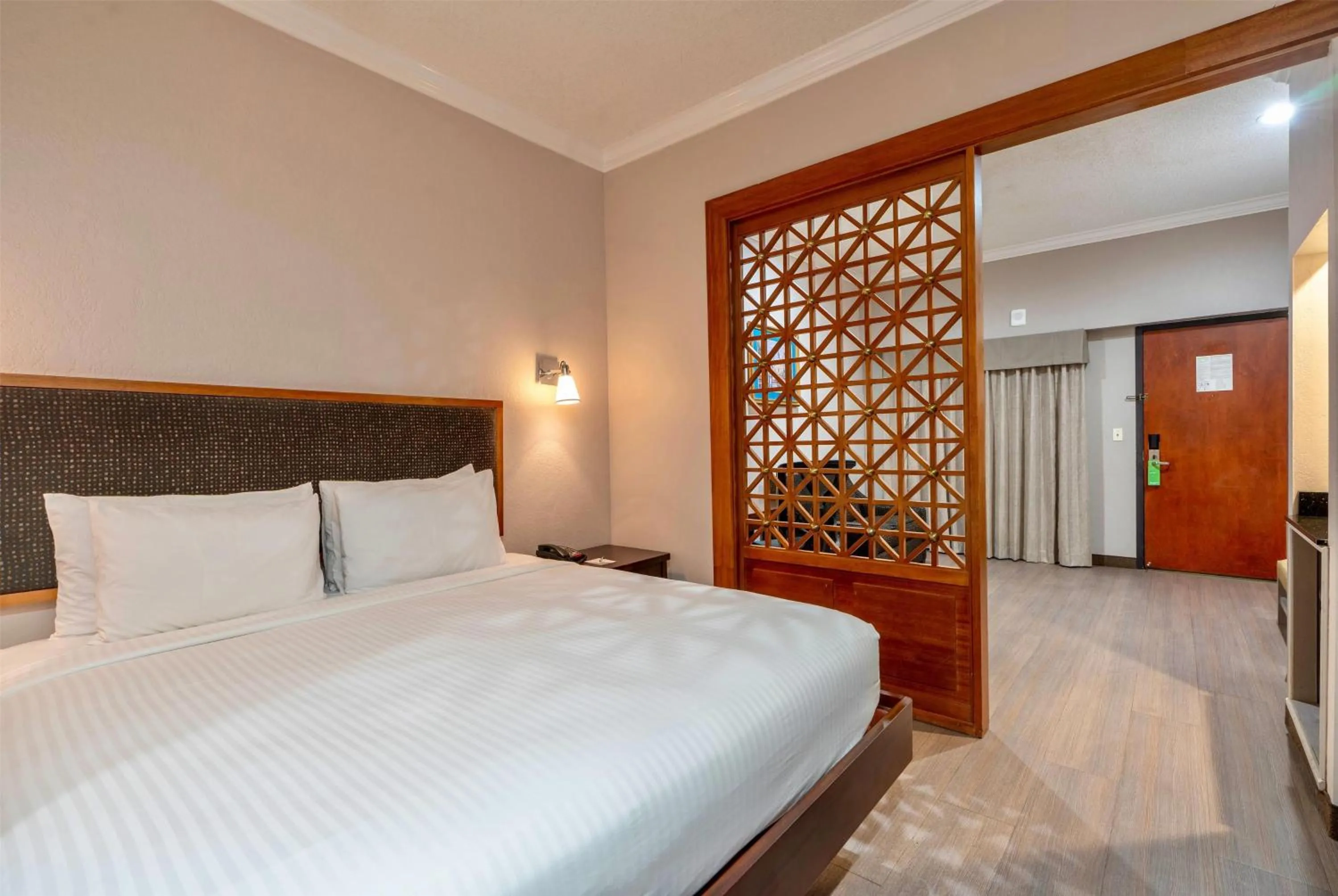 Photo of the whole room, Bed in Wyndham Garden Baronne Plaza