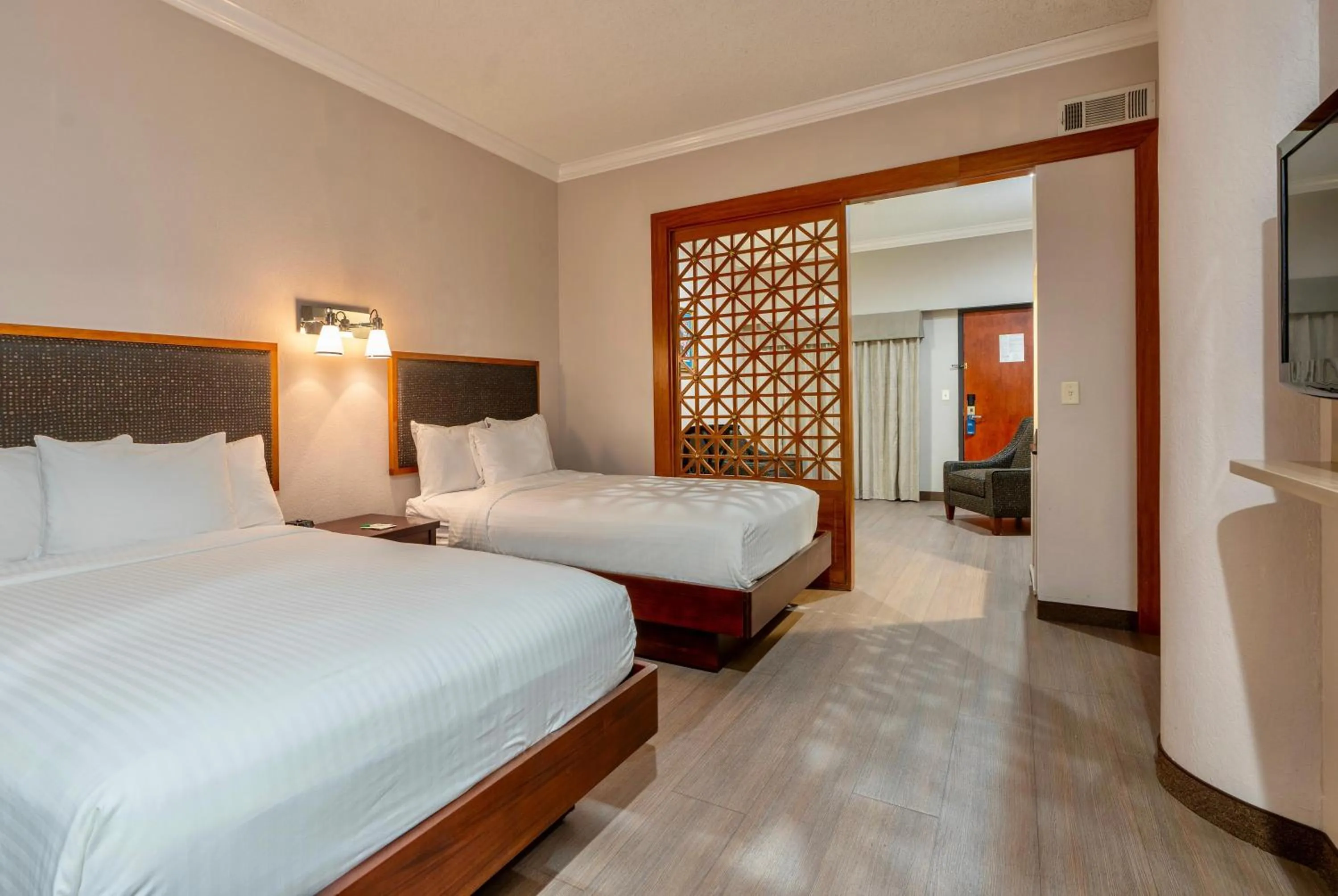 Bedroom, Bed in Wyndham Garden Baronne Plaza