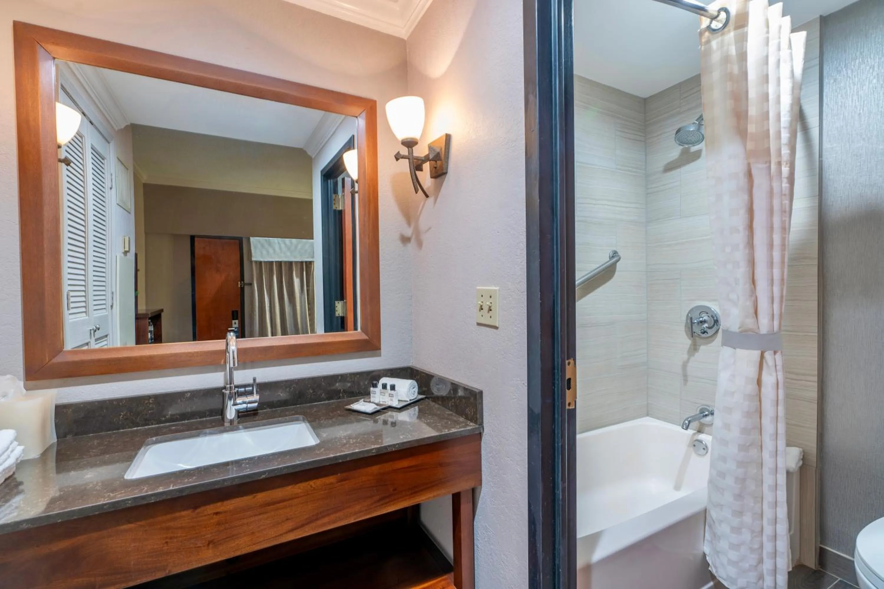 Wyndham Garden Baronne Plaza