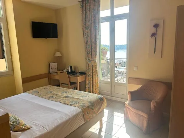 Bed in Hôtel La Flore