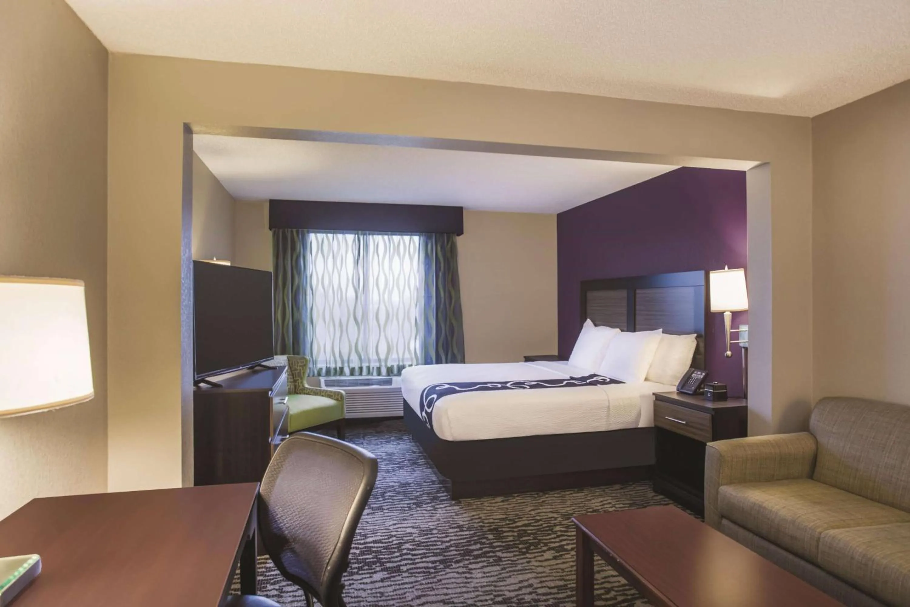 Photo of the whole room, Bed in La Quinta by Wyndham Clearwater South