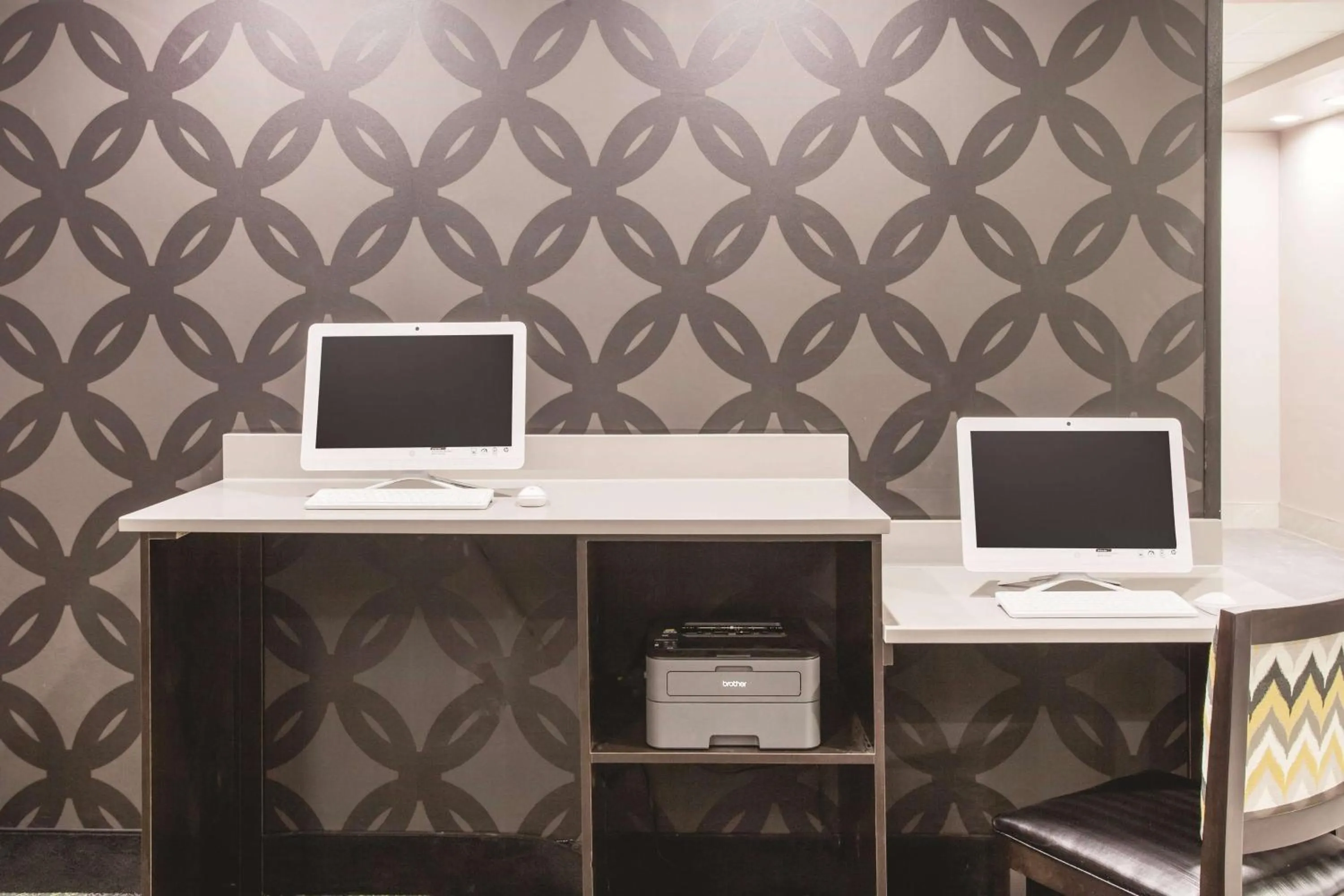 Business facilities in La Quinta by Wyndham Clearwater South