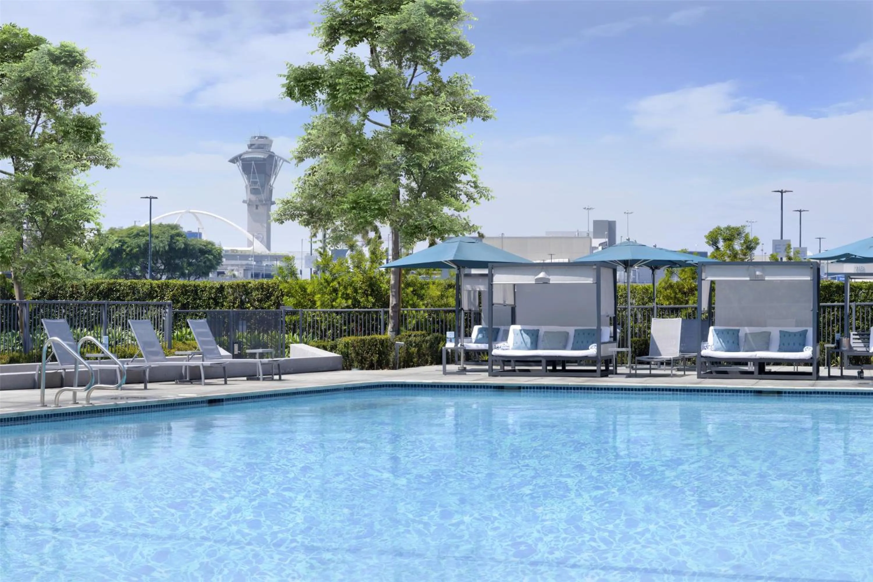 Swimming pool in Hyatt Regency Los Angeles International Airport