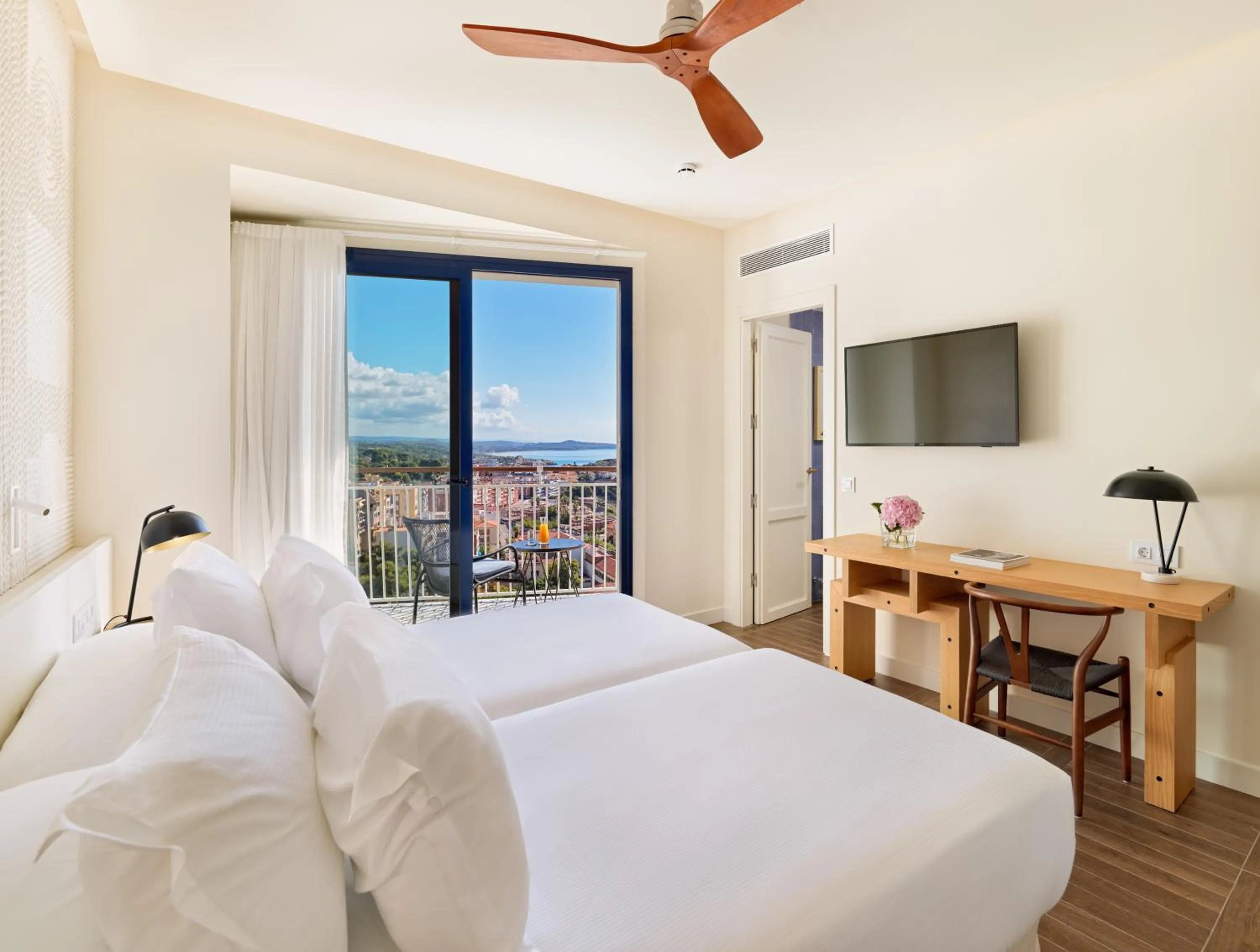 Photo of the whole room, Bed in H10 Imperial Tarraco 4 Sup