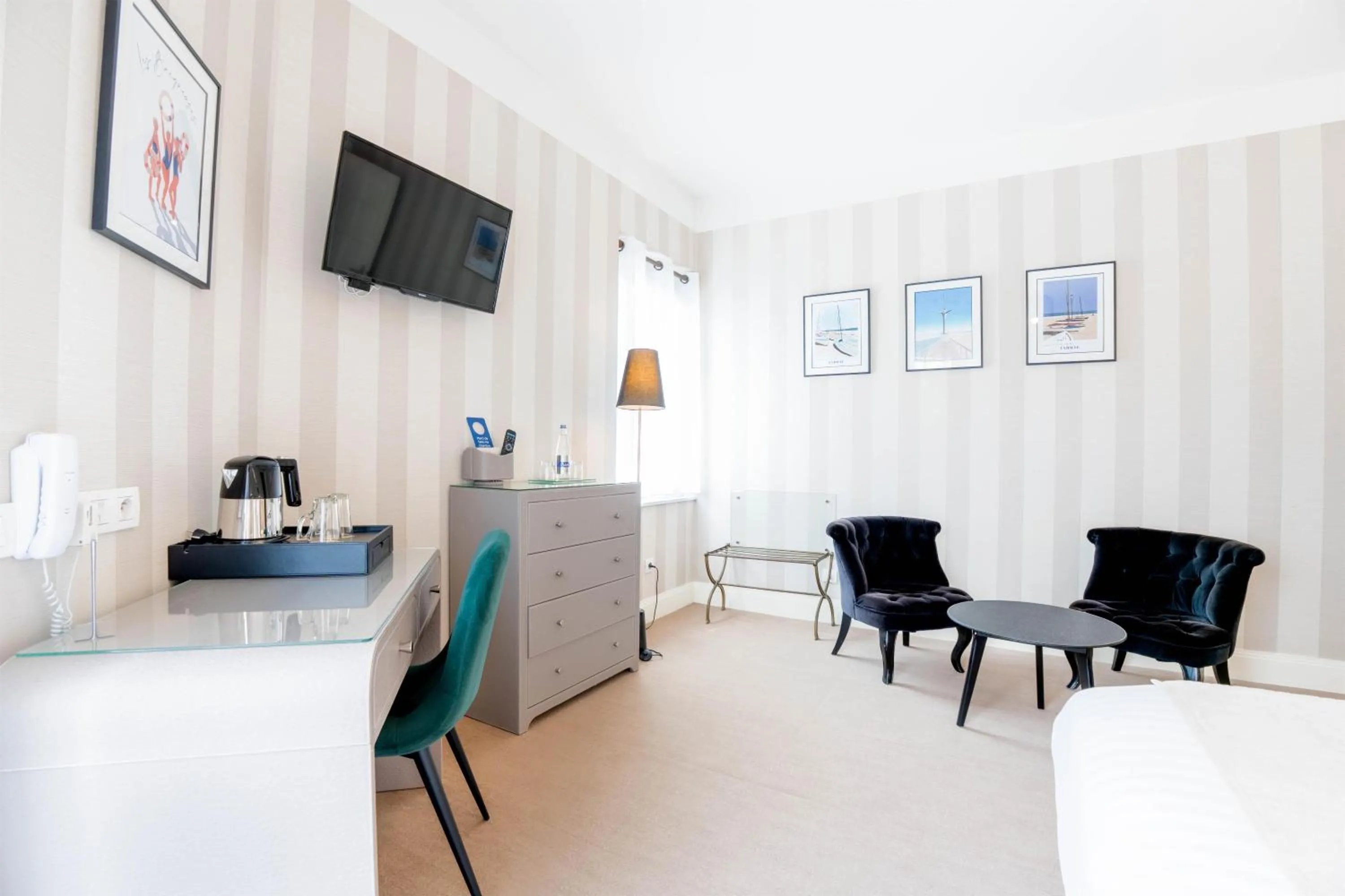 Bedroom in Best Western Hôtel Brittany La Baule Centre & Plages