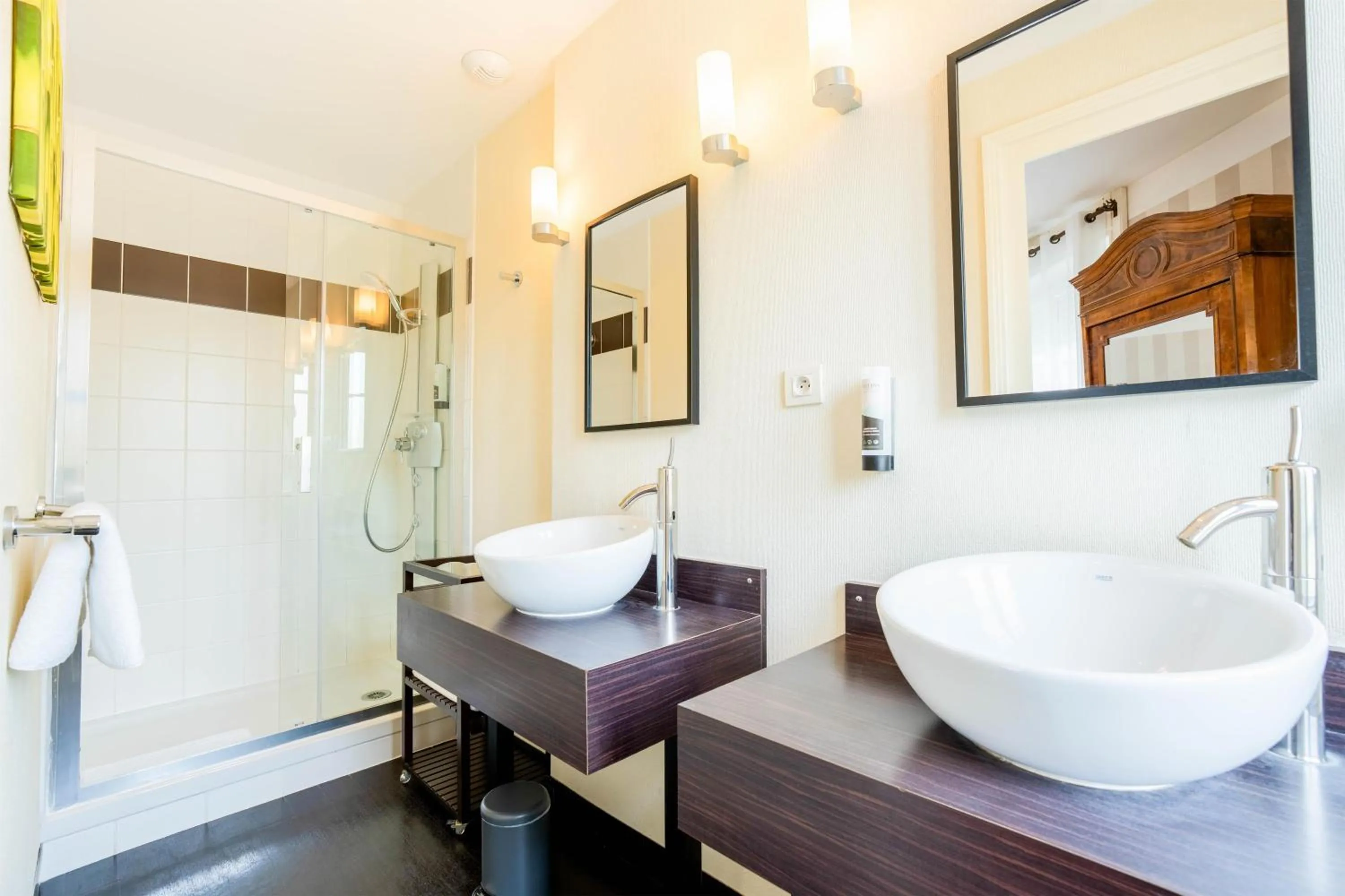 Bathroom in Best Western Hôtel Brittany La Baule Centre & Plages