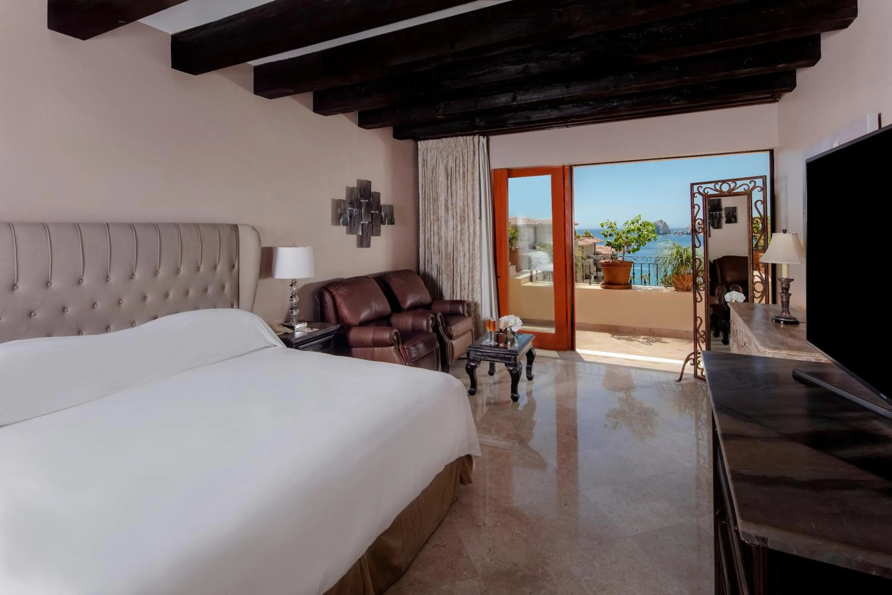 Photo of the whole room, Bed in Cabo La Estancia