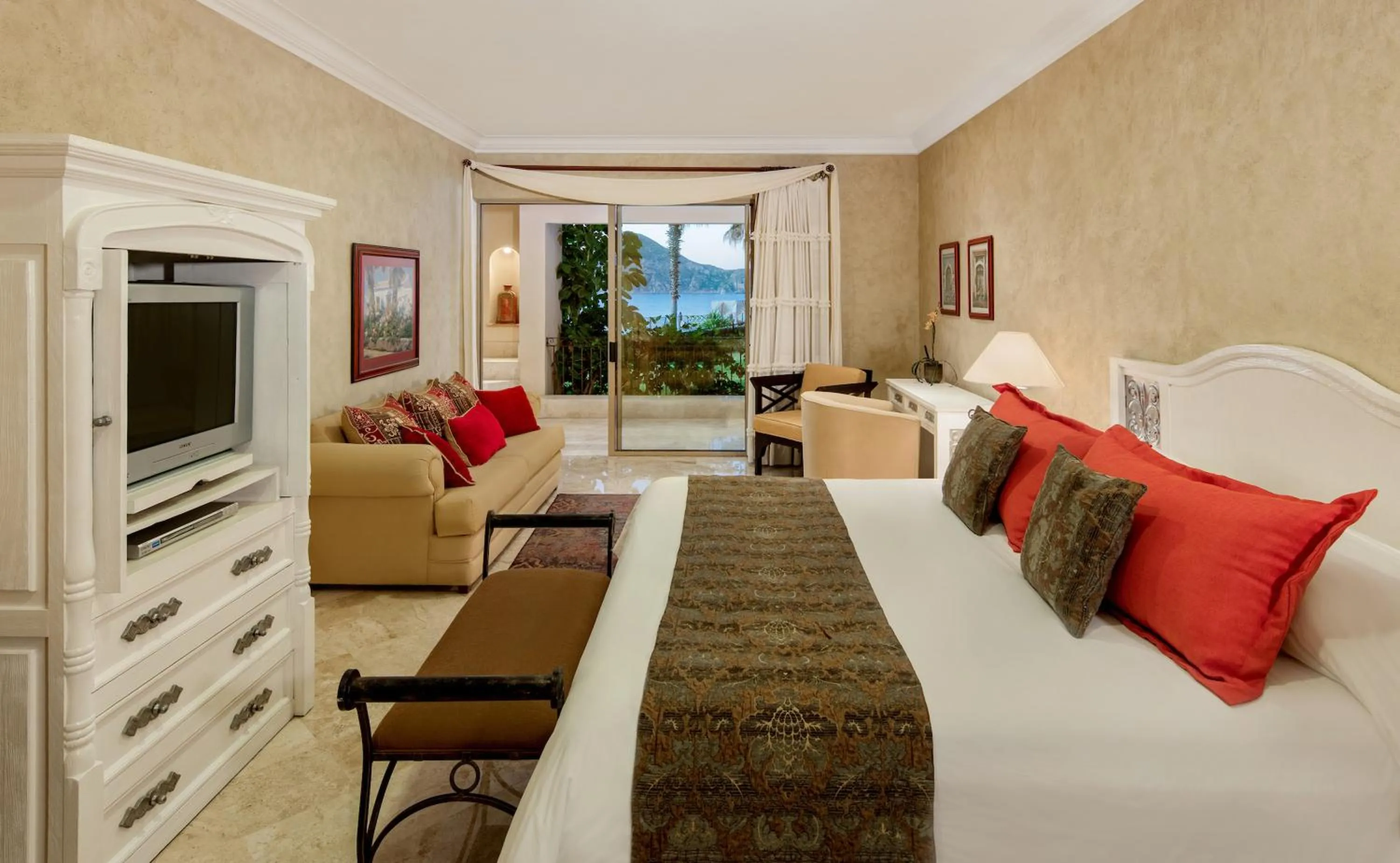 Photo of the whole room in Cabo La Estancia