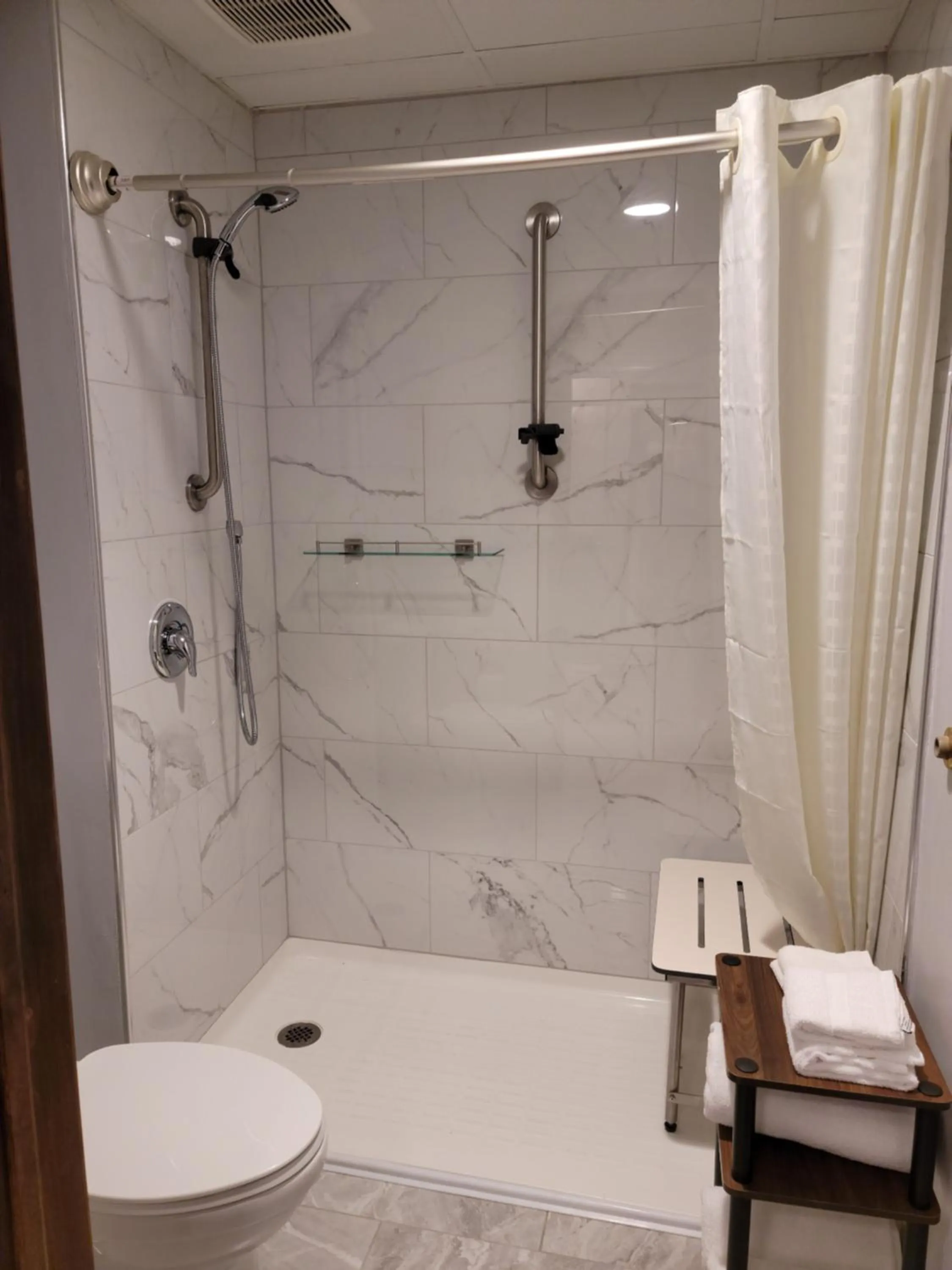 Bathroom in Ariel Broadway Hotel