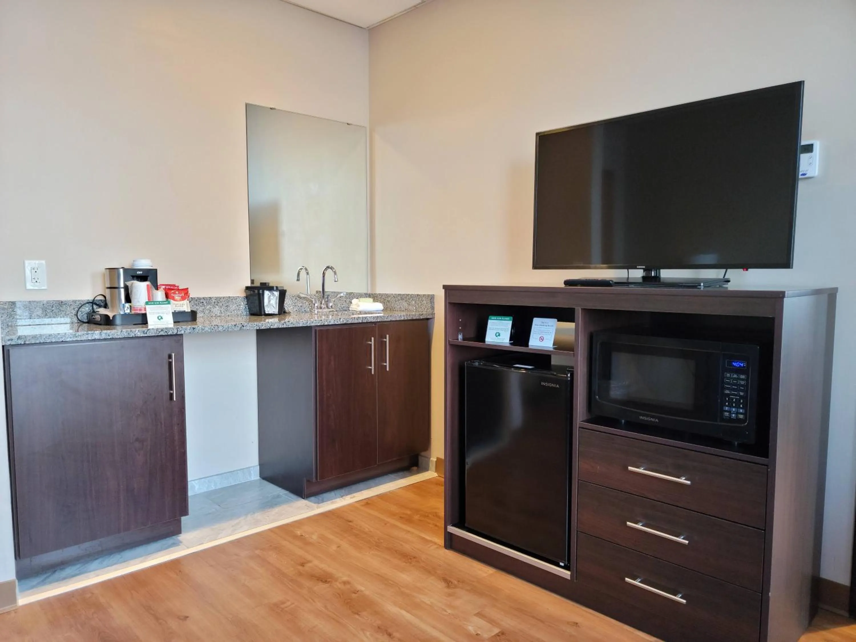 TV and multimedia in Ariel Broadway Hotel