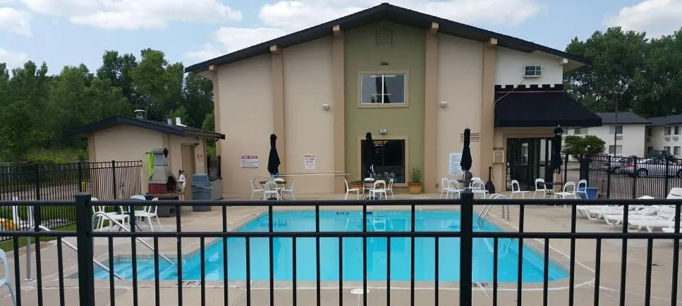 Swimming pool in Valued Stay Madison