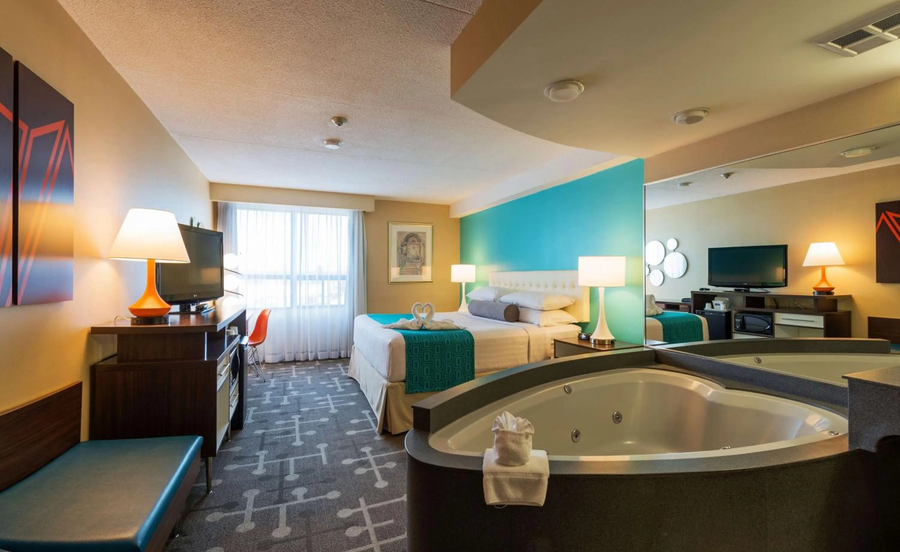 Photo of the whole room, Bed in Howard Johnson Plaza by Wyndham by the Falls Niagara Falls