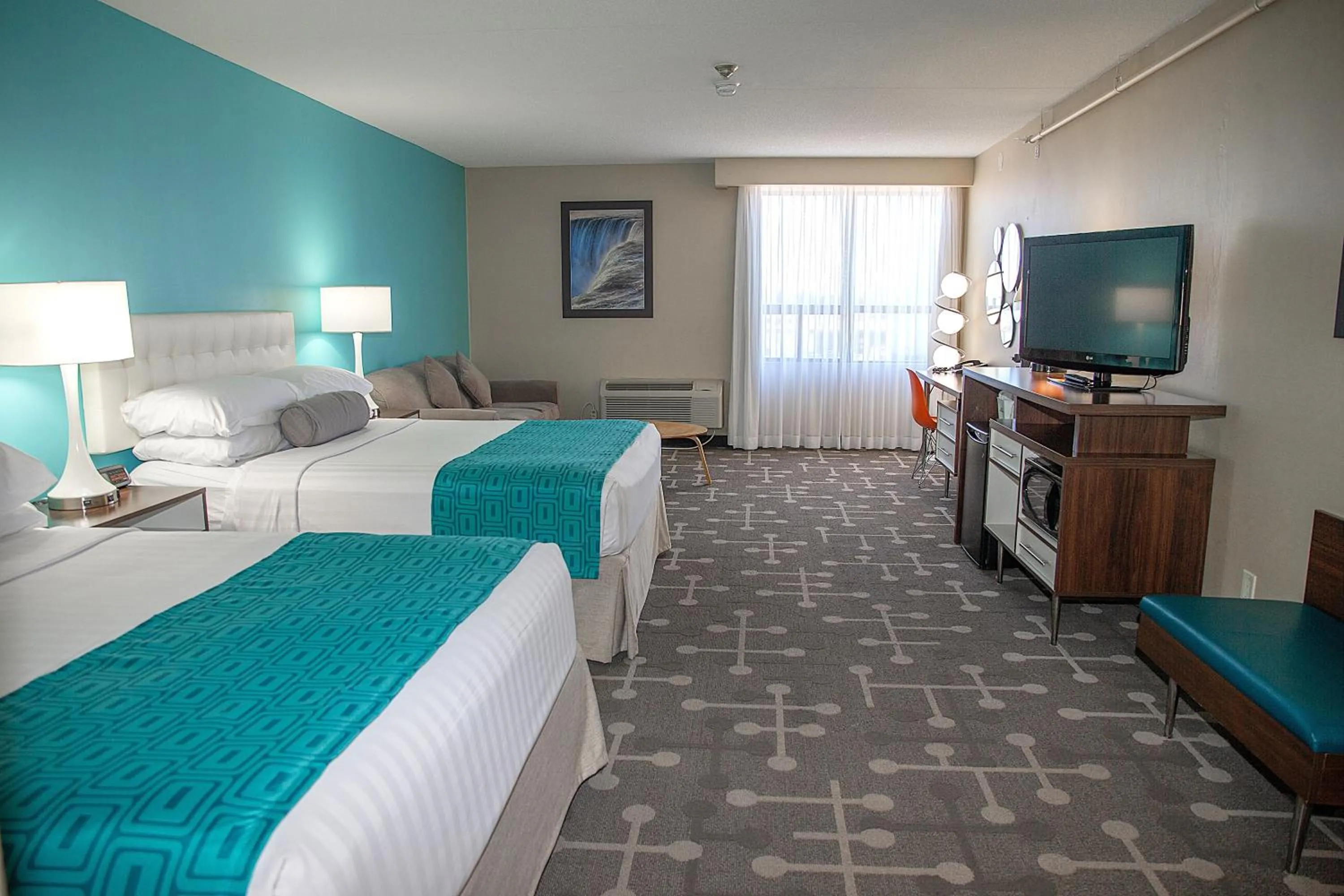 Property building, Bed in Howard Johnson Plaza by Wyndham by the Falls Niagara Falls